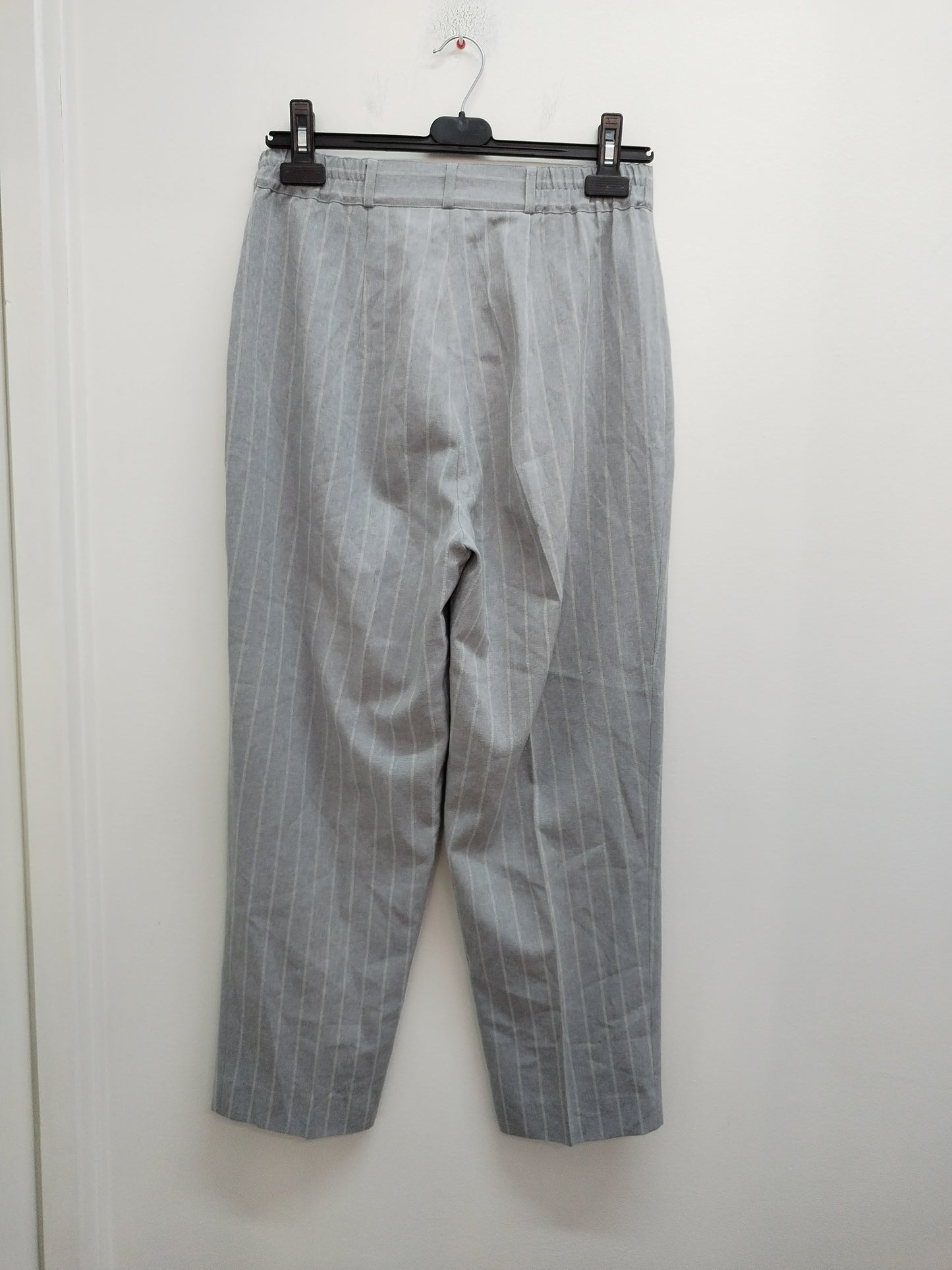 Pantalon léger gris clair rayé Taille 40