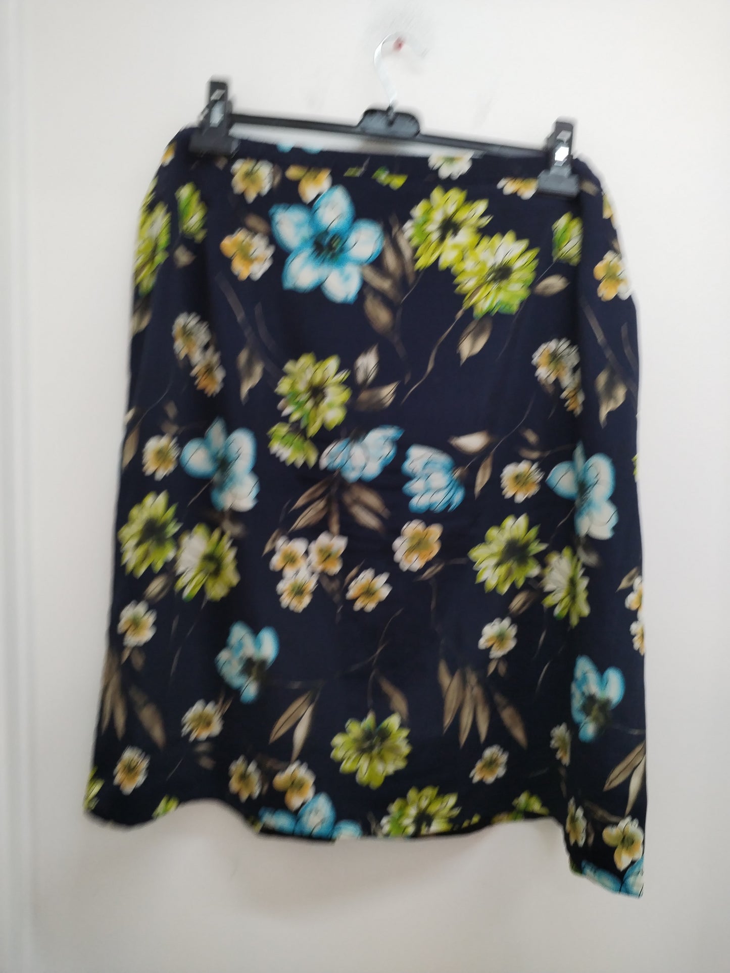 Jupe mi-longue marine fleurie Taille 50/52
