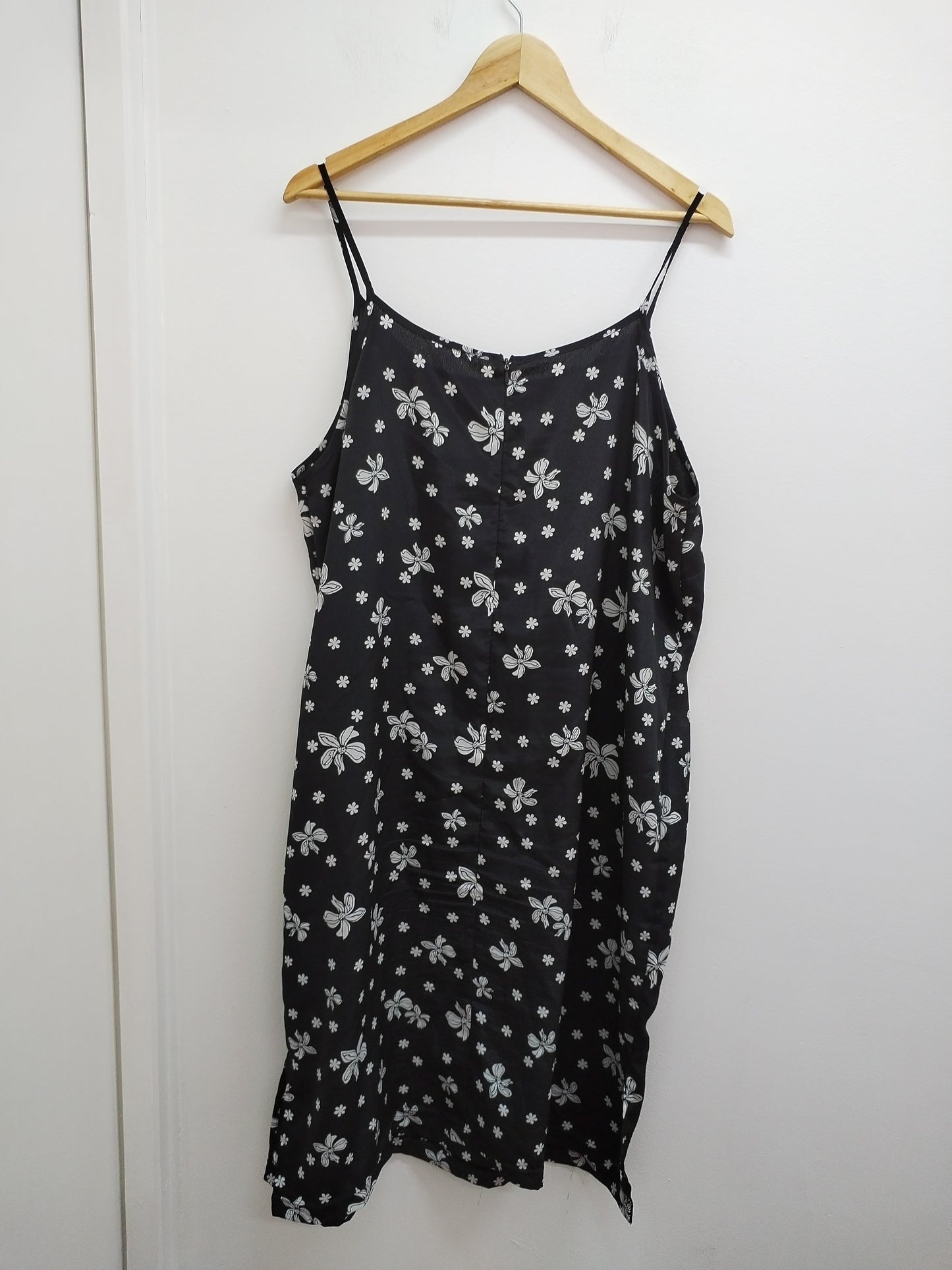 Robe à bretelles noire fleurie Taille 50/52
