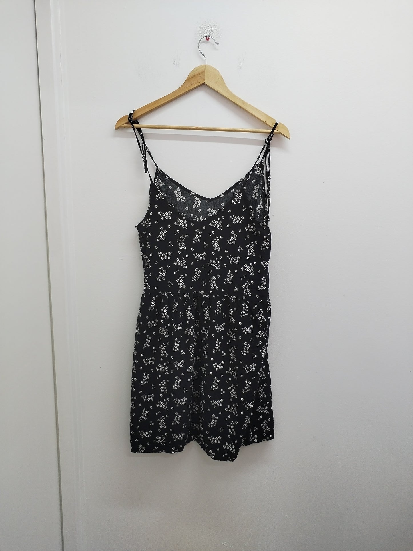 Robe courte à bretelles Kiabi noire fleurie Taille 42