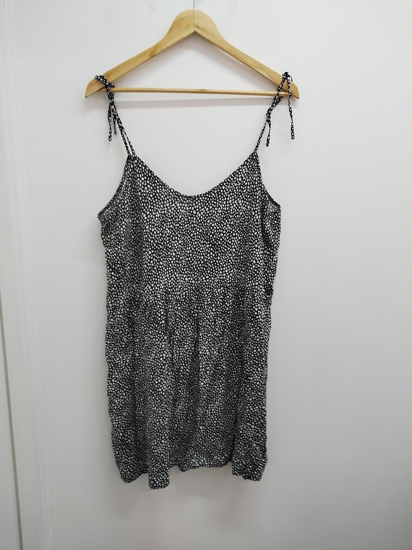 Robe courtes à bretelles Kiabi noire et blanche à motifs Taille 42