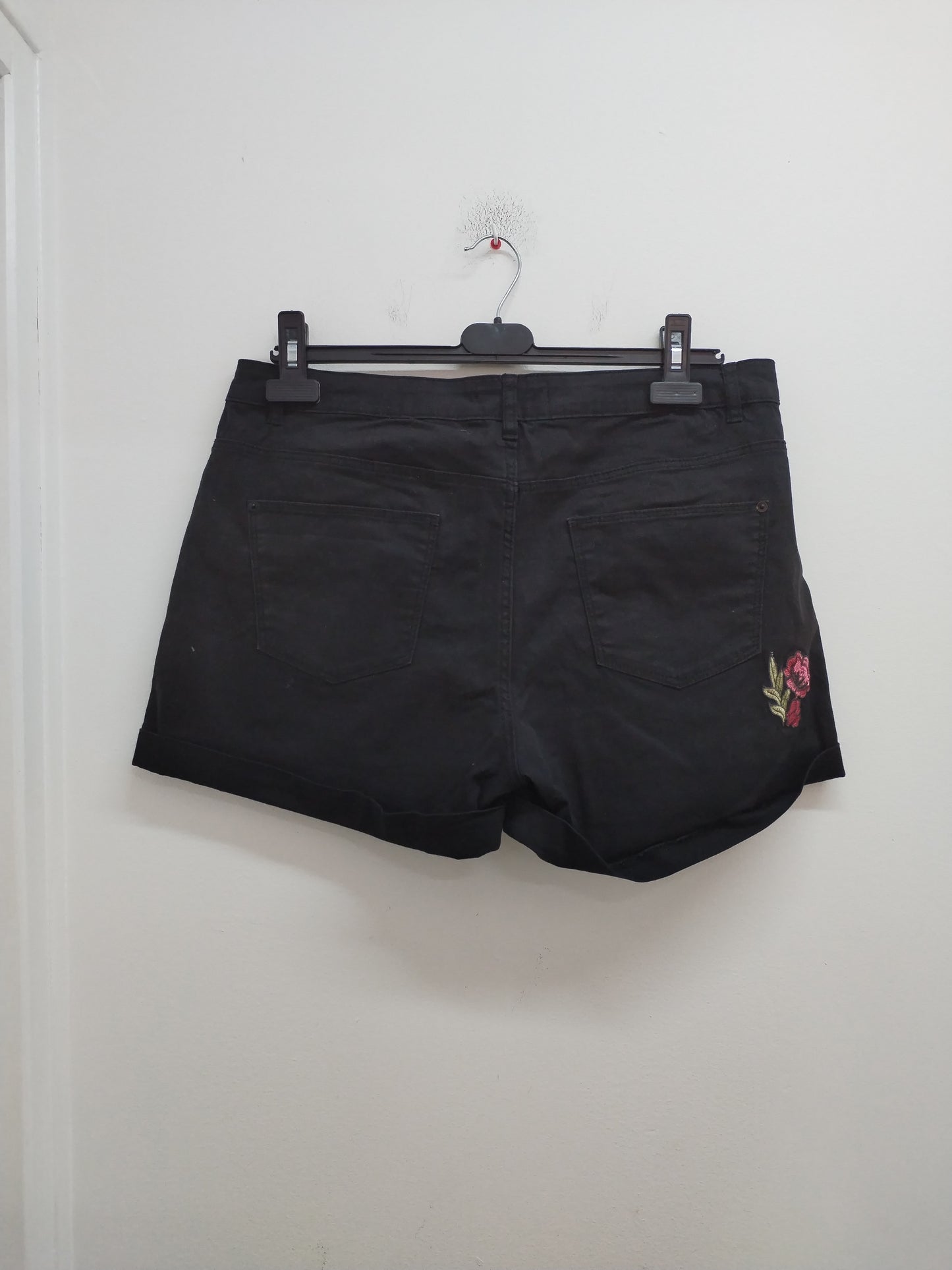 Short en jeans Camaïeu noir avec roses brodées Taille 44
