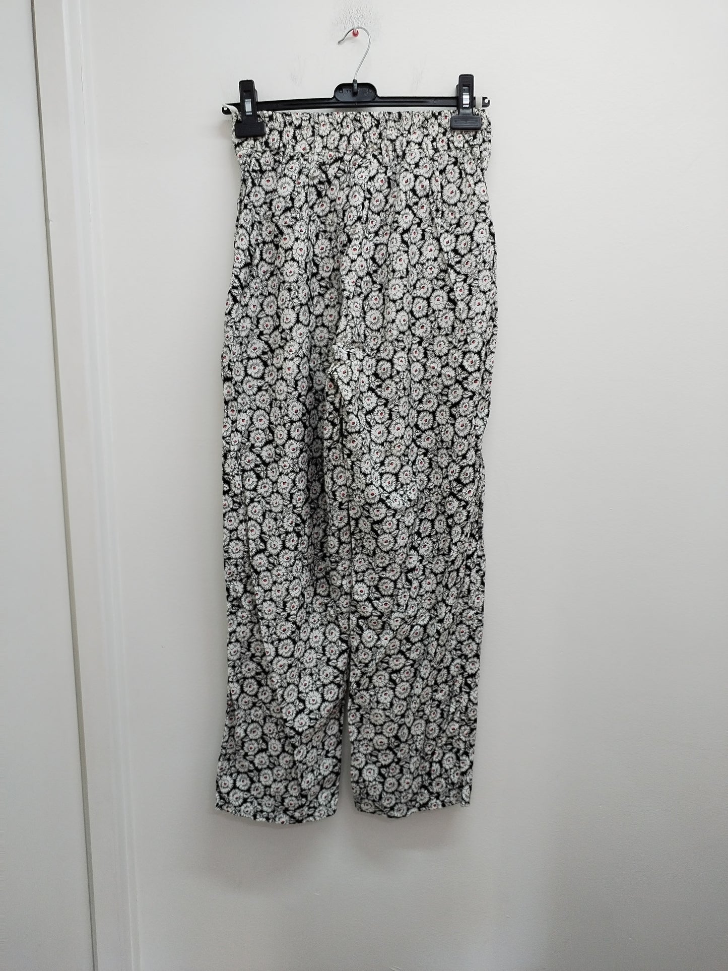 Pantalon fluide noir fleuri blanc Taille 36