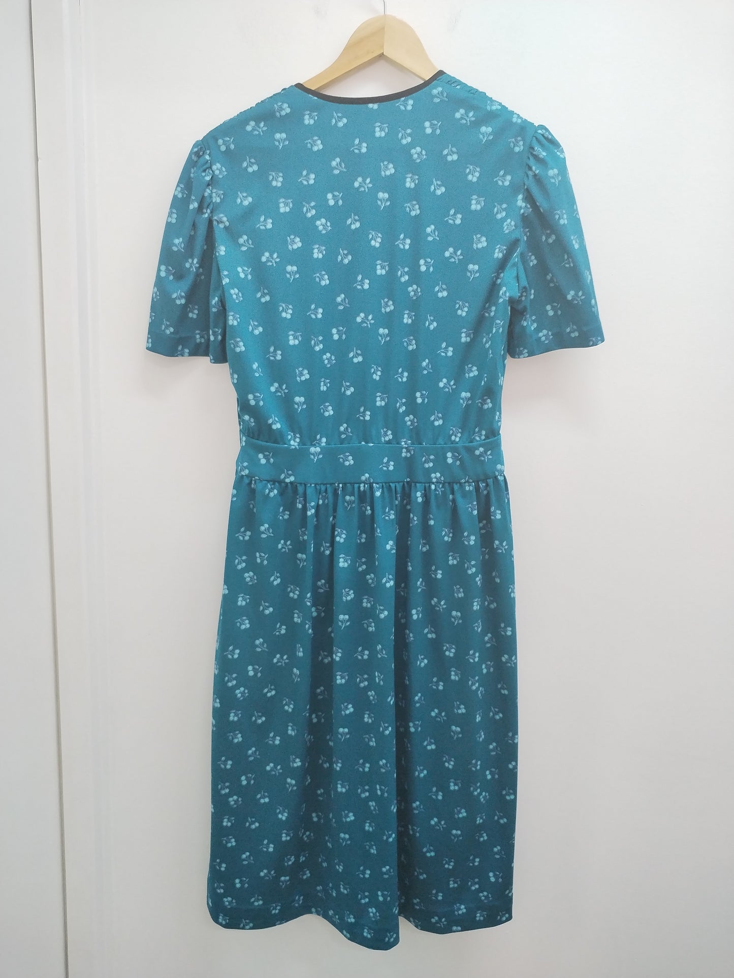 Robe manches courtes bleu canard motifs "cerises" Taille M