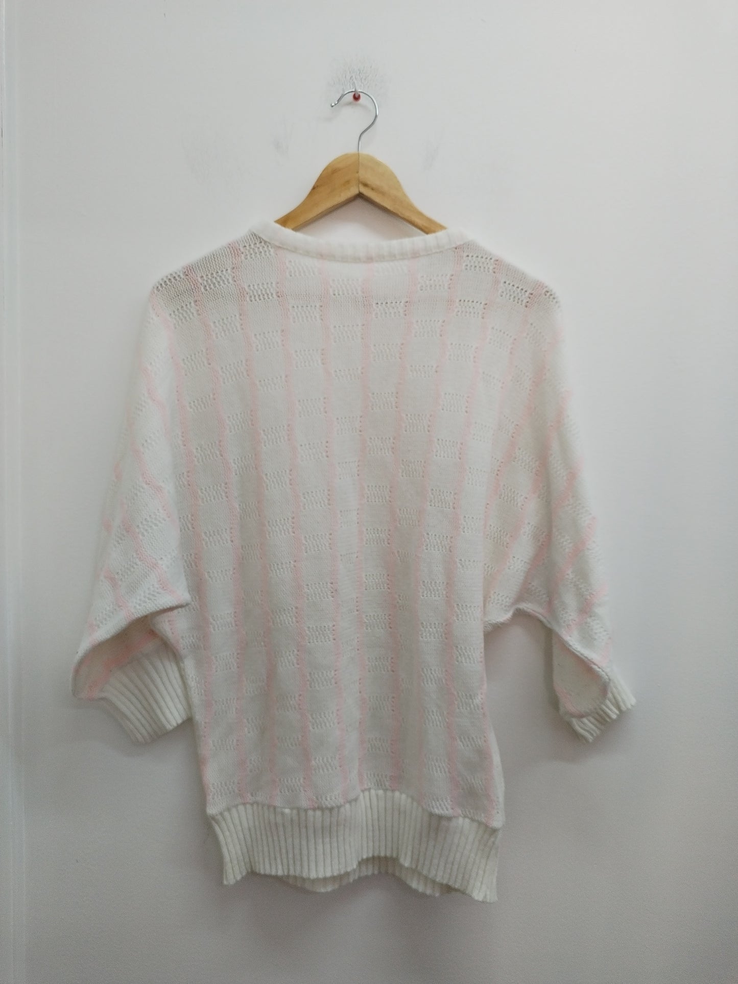 Pull manches courtes chauve-souris mailles ajourées blanc à rayures roses Taille M