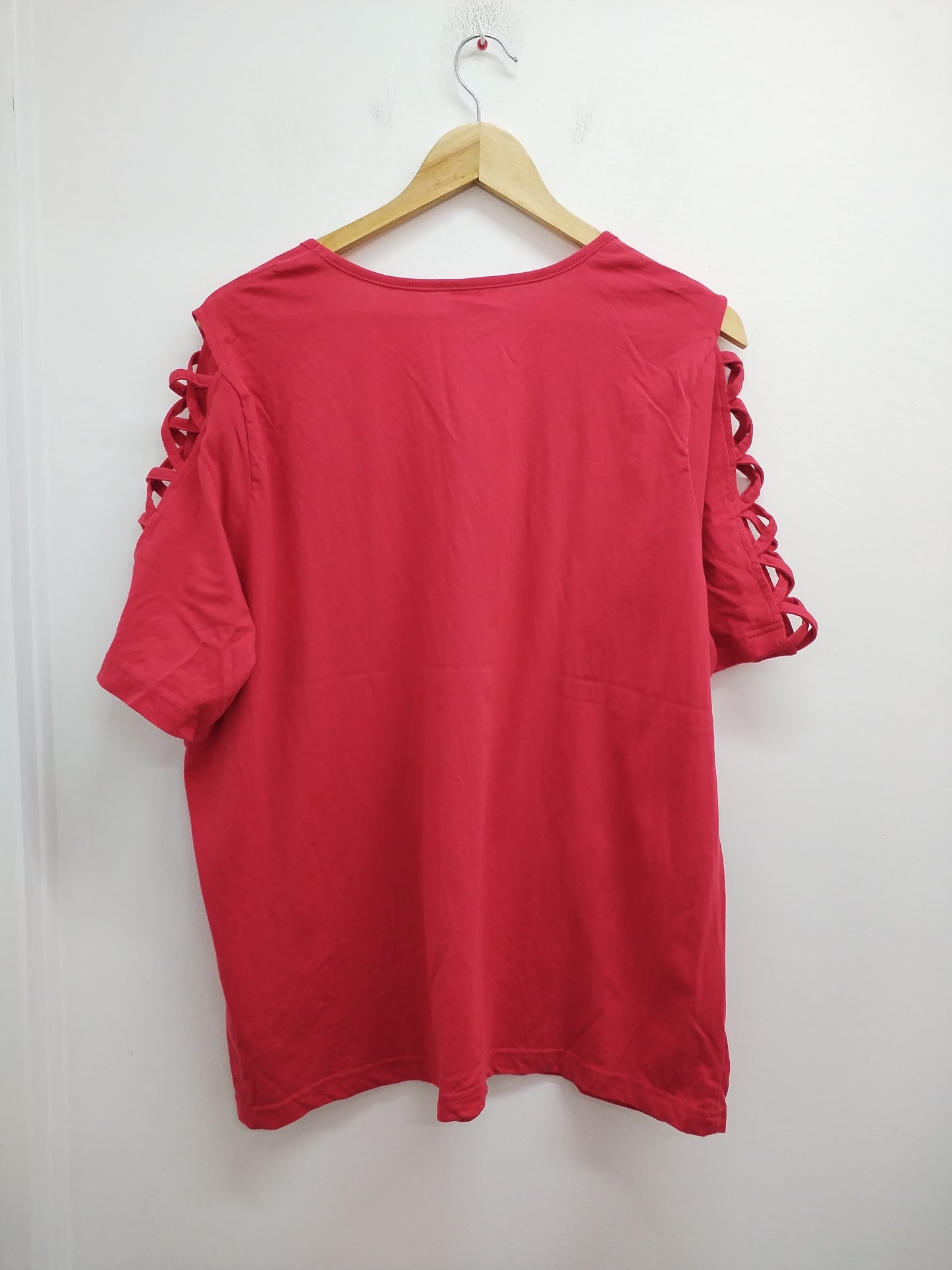 T-shirt rouge avec épaules ajourées Taille 52