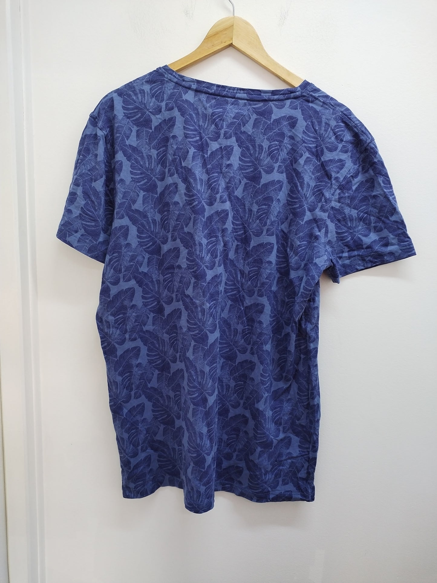 T-shirt Armand Thiery bleu avec motifs feuilles Taille XL