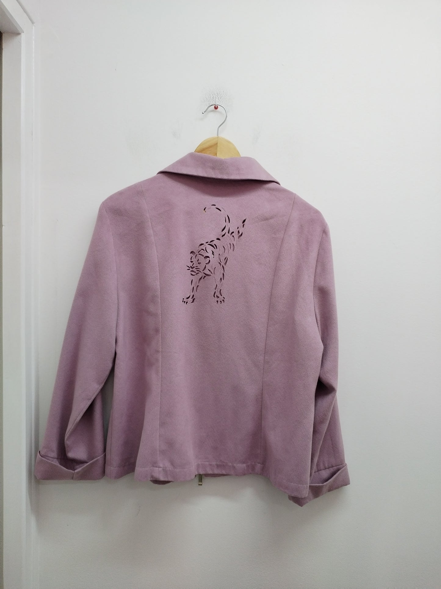 Veste légère Pulchery vieux rose avec motif tigre ajouré dans le dos Taille L