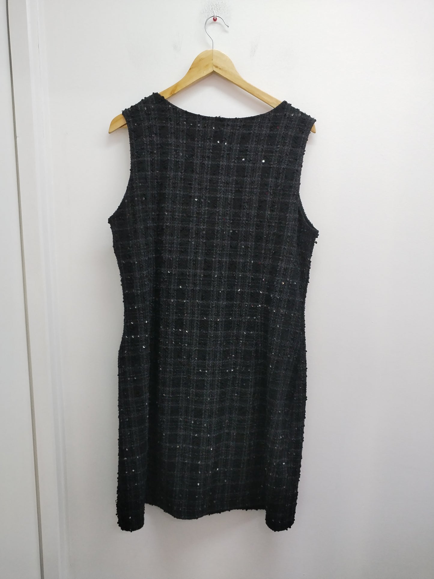 Robe sans manche noire avec sequins Taille XL