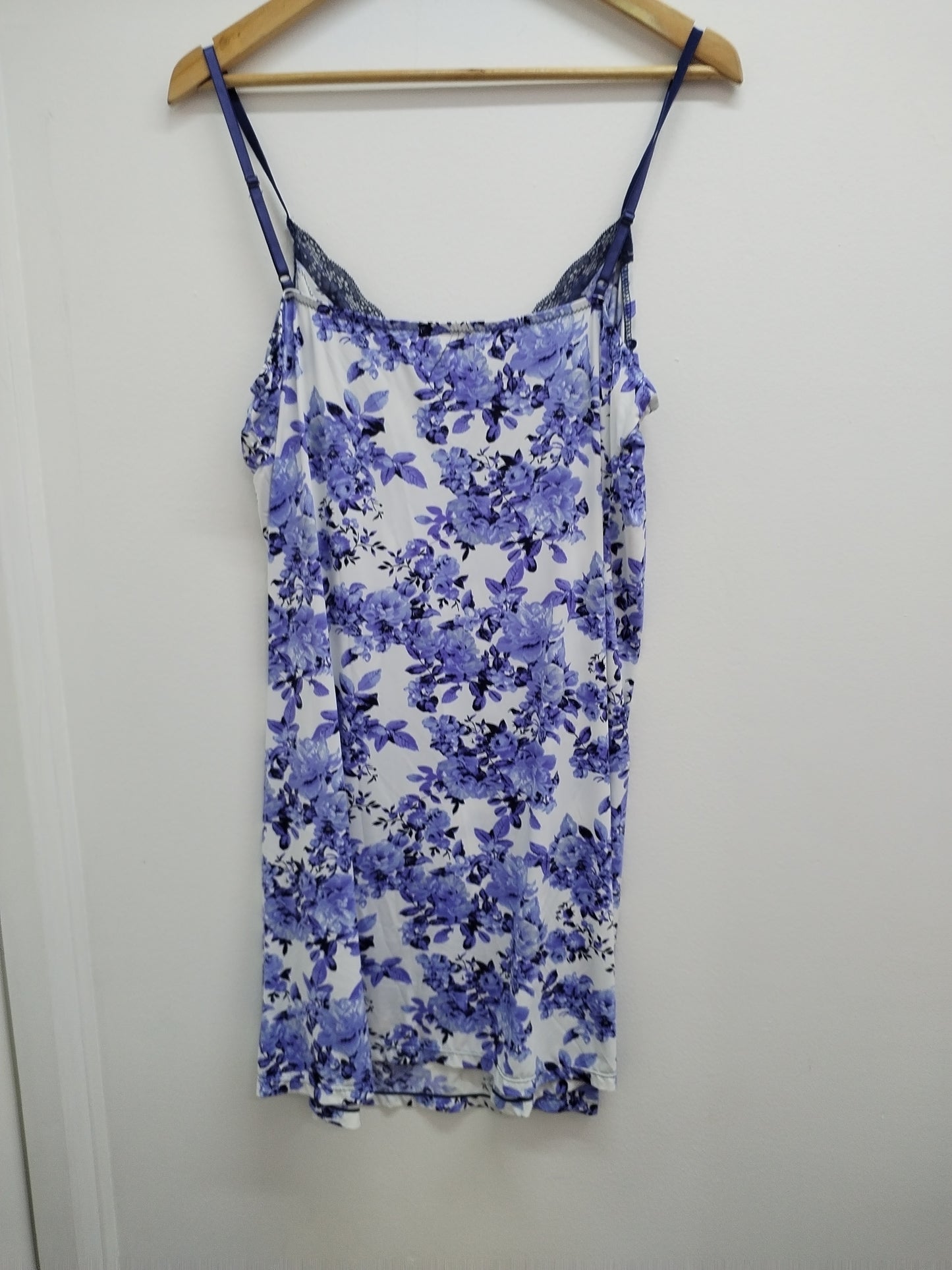 Nuisette à bretelles Secret Possessions blanche fleurie Taille XL