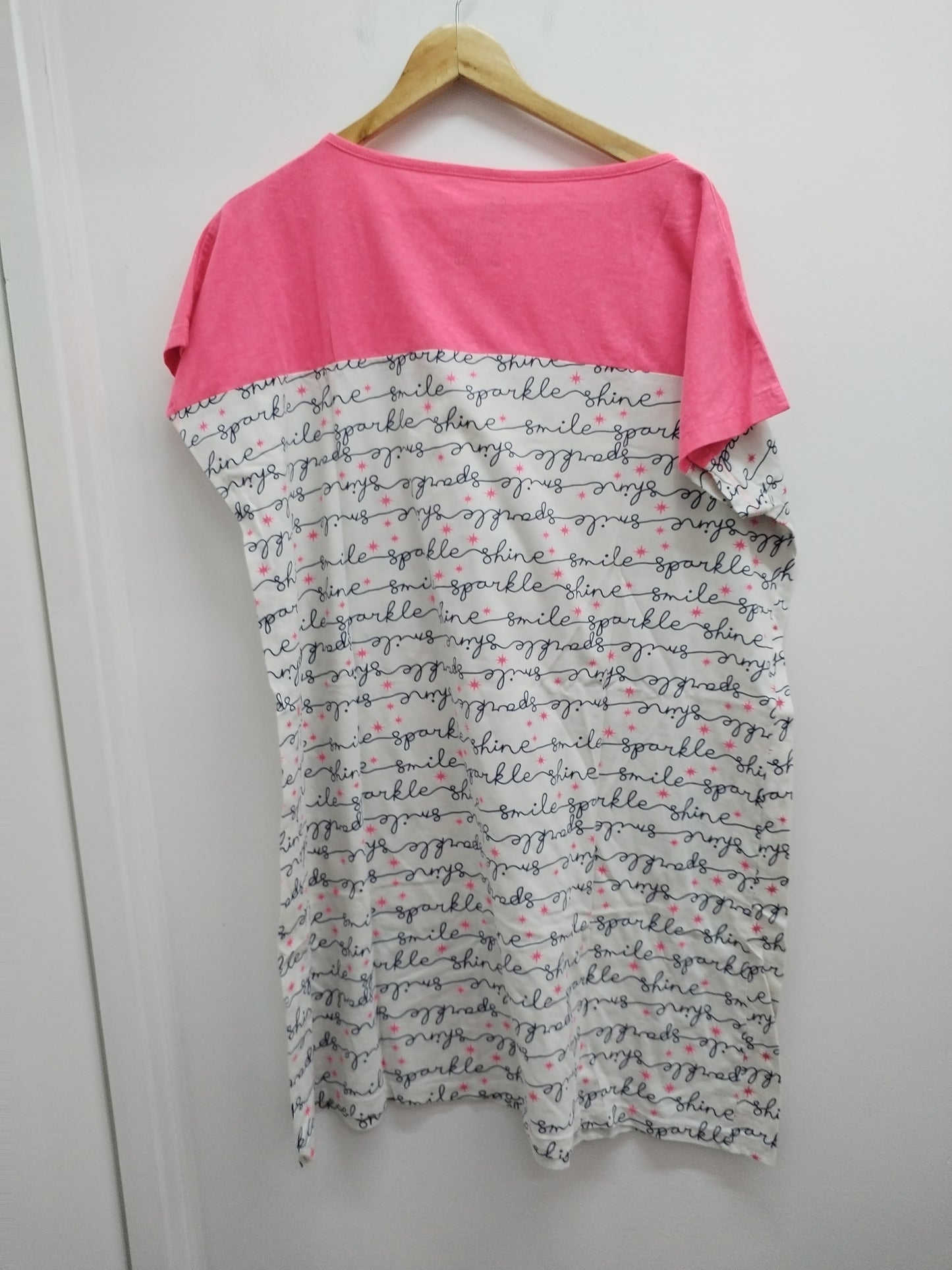 Chemise de nuit Love to Lounge rose et blanche à motifs Taille 50/52