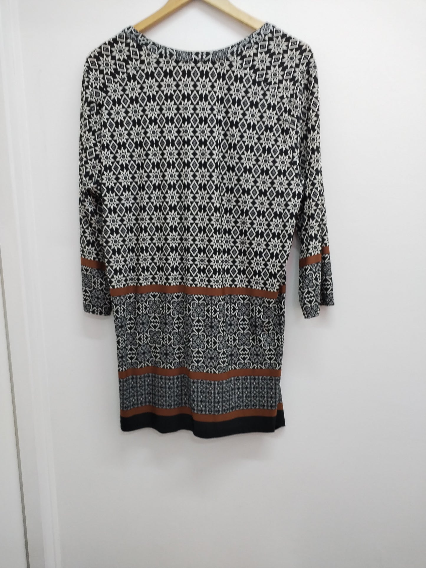 Tunique longues manches 3/4 noire, blanche et marron à motifs Taille XL