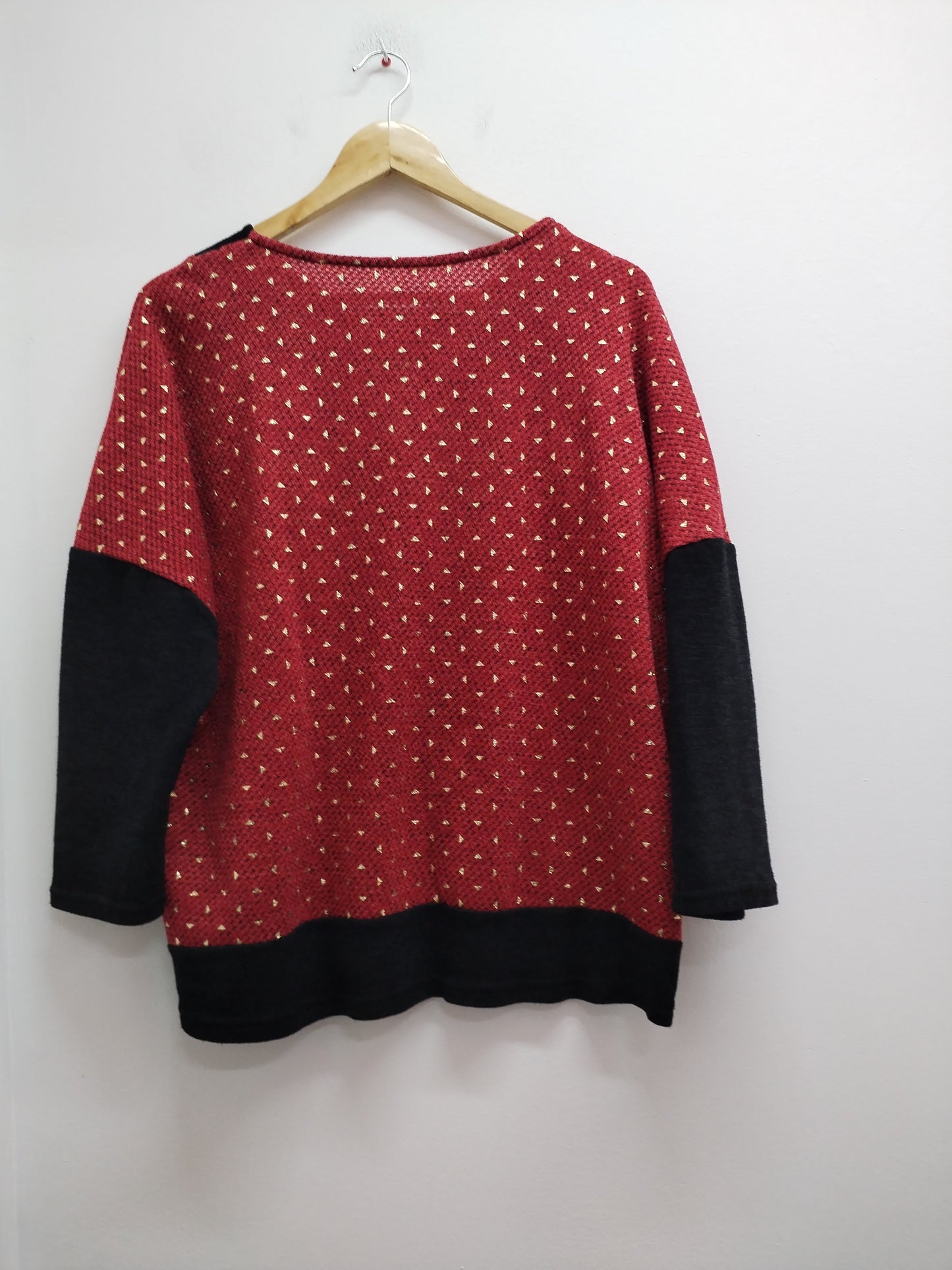 Pull manches 3/4 noir, rouge et doré Taille 2XL
