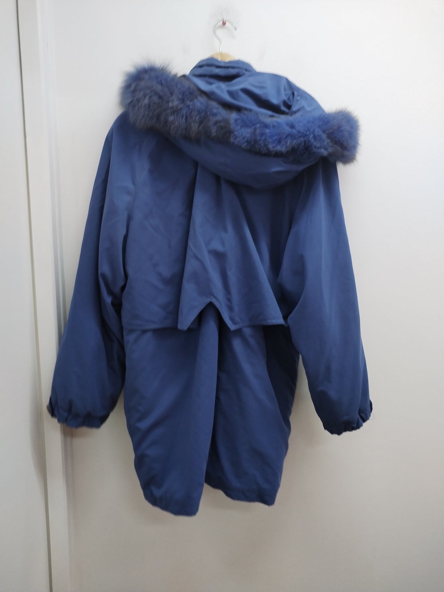 Doudoune à capuche bleue avec broderie et fausse fourrure Taille XL