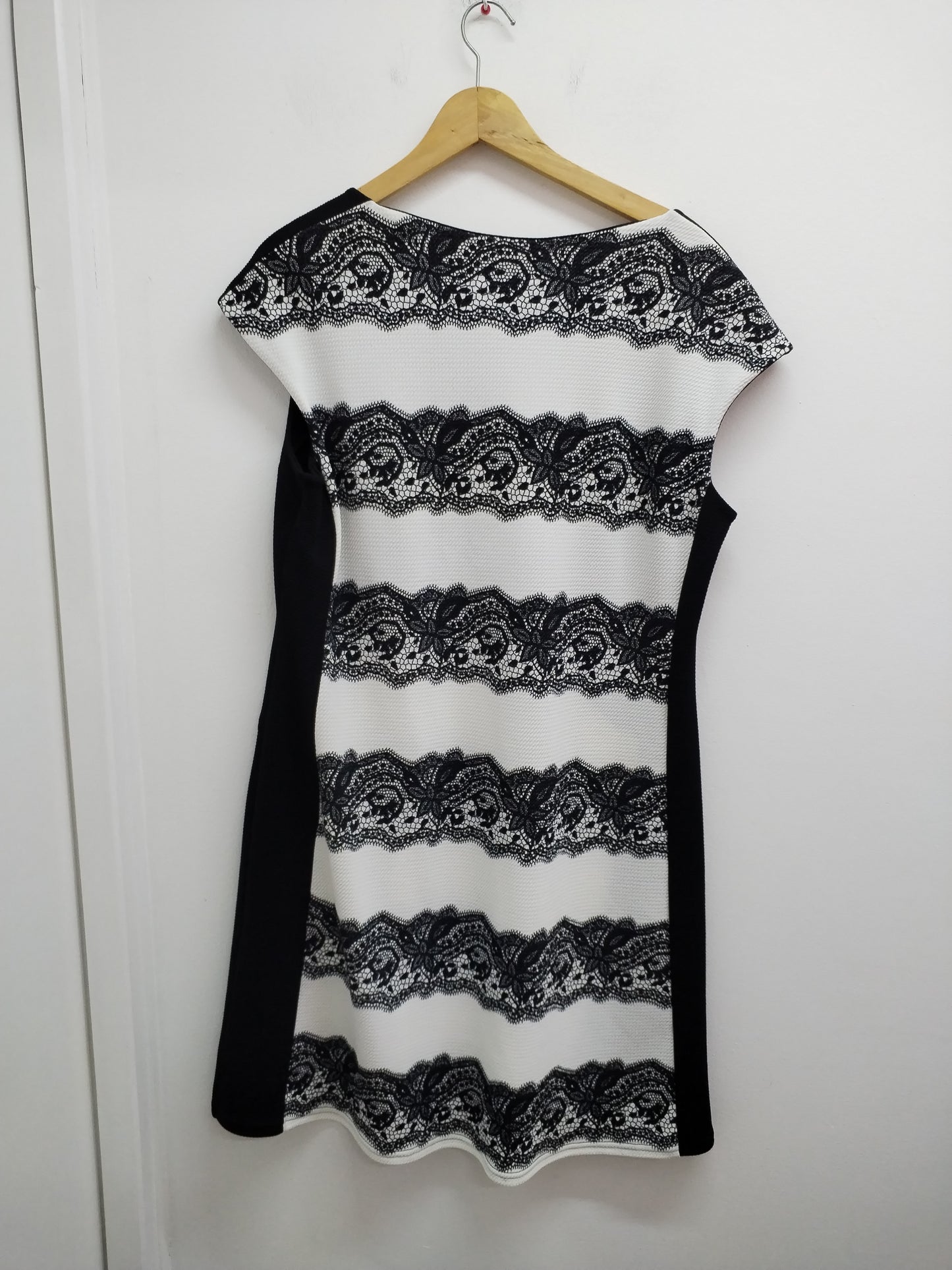 Robe manches courtes noire et blanche à motifs Taille L