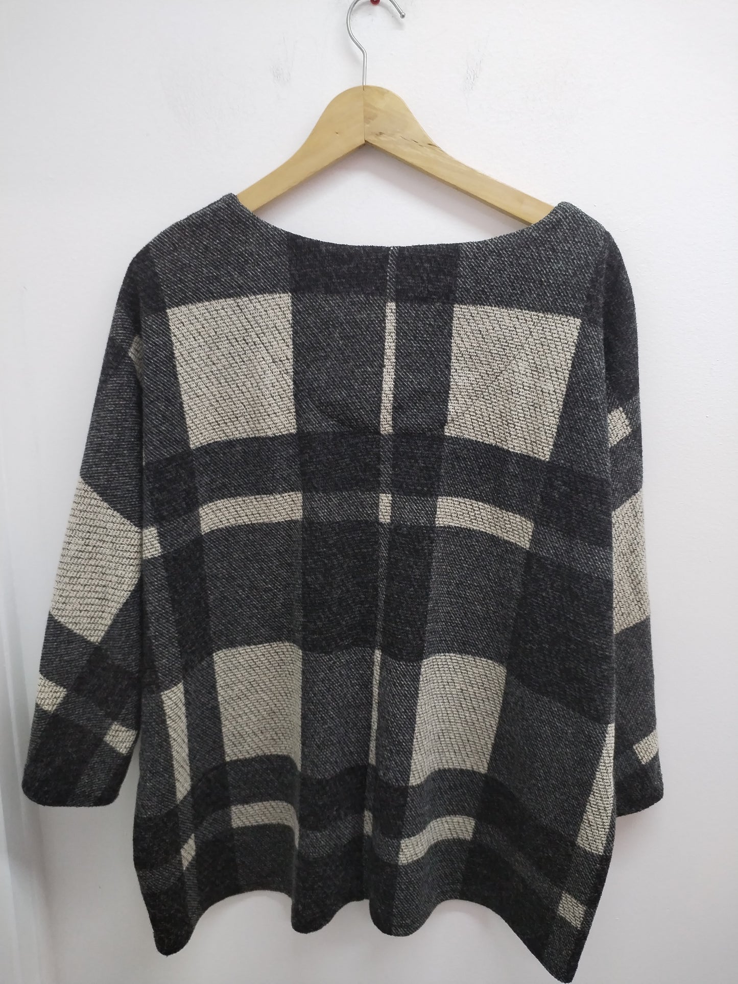 Pull manches 3/4 beige et noir à carreaux Taille 2XL/3XL