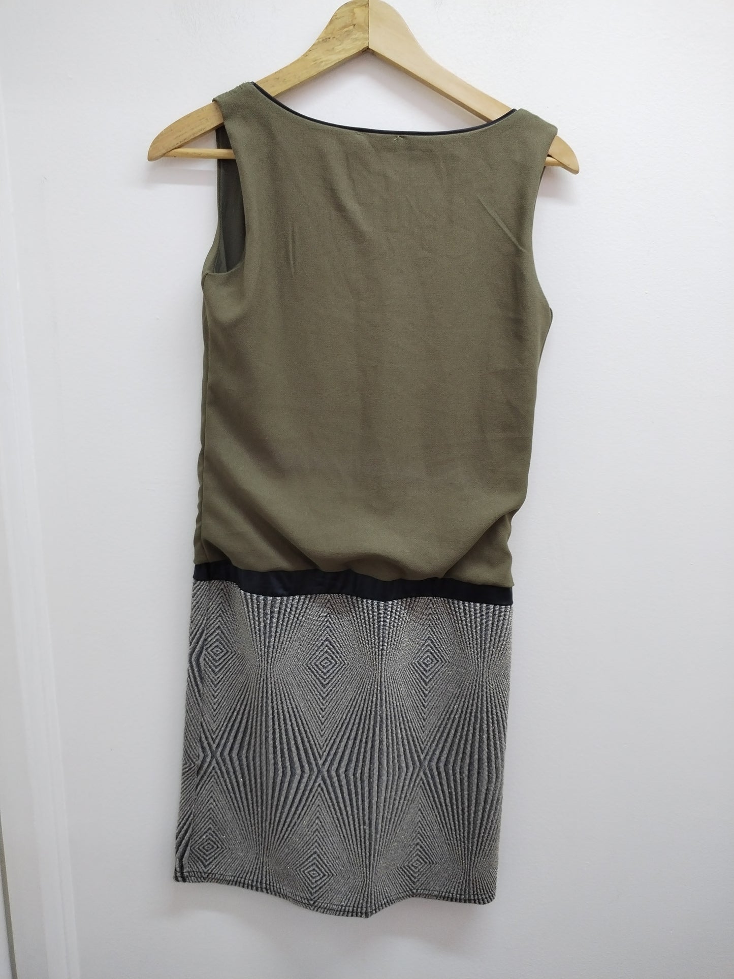 Robe sans manches No Excuse kaki et doré Taille 36