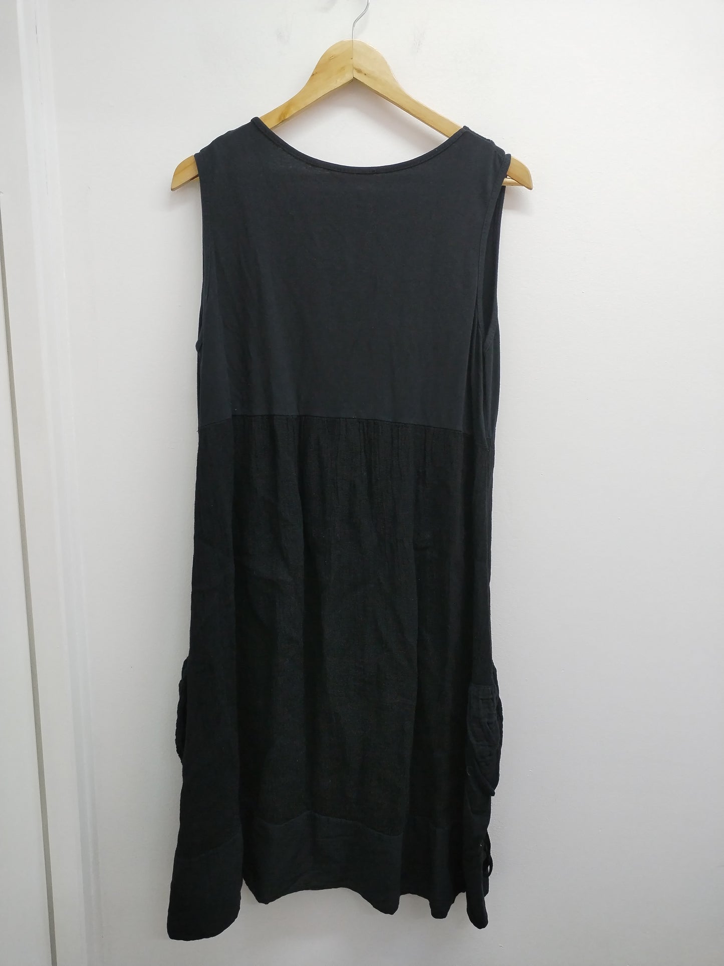 Robe sans manches noire avec broderie Taille XL