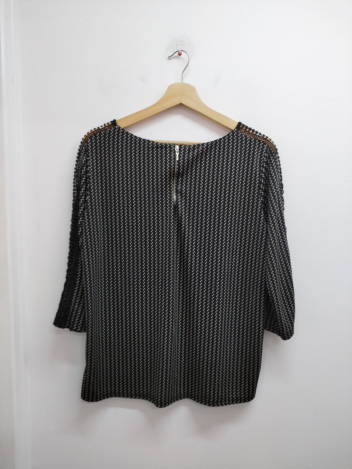 Tunique manches 3/4 noire à motifs blanc avec dentelle Taille L