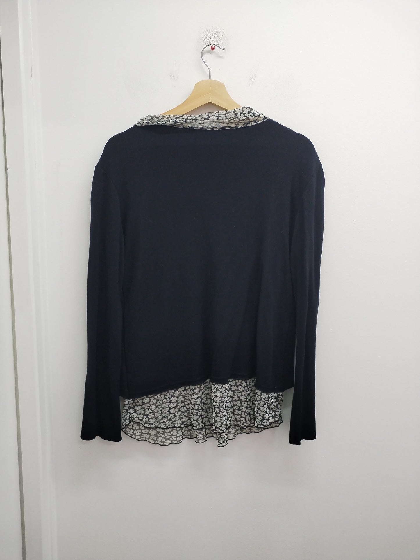 Pull noir avec col chemise fleuri Taille M