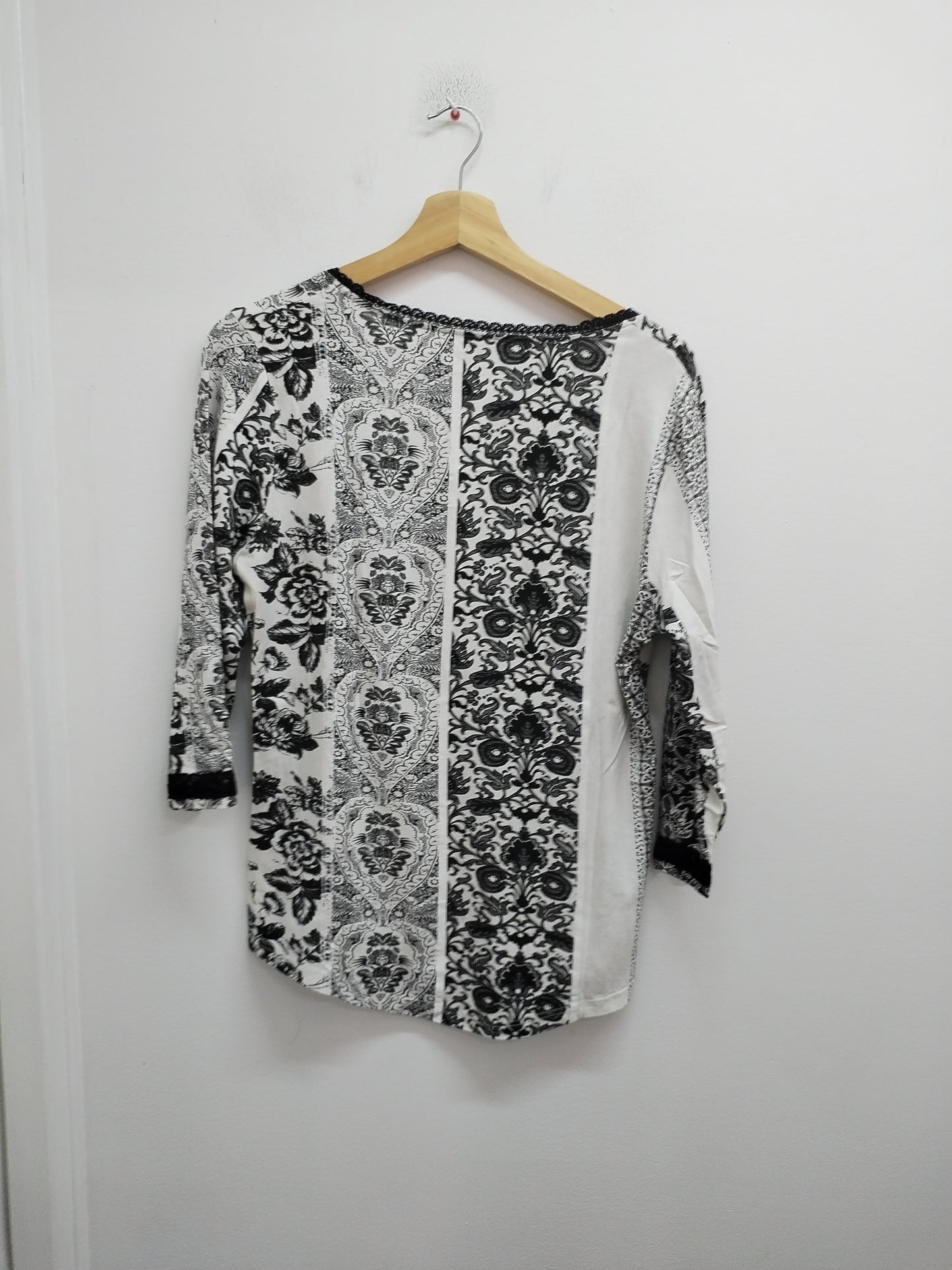 Tunique manches 3/4 noire et blanche à motifs avec dentelle Taille M