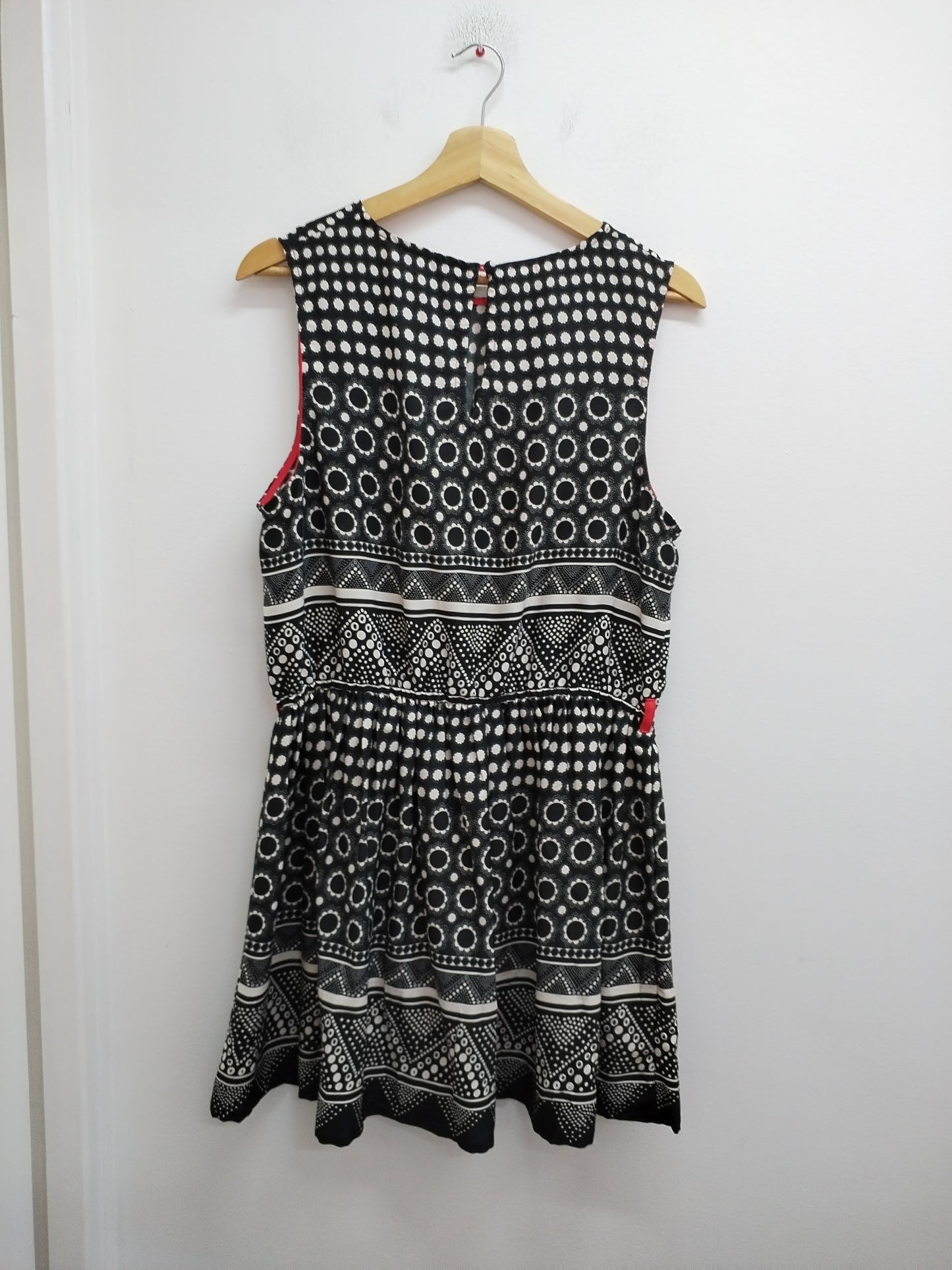 Robe sans manches atmosphère noire et blanche à motifs Taille L