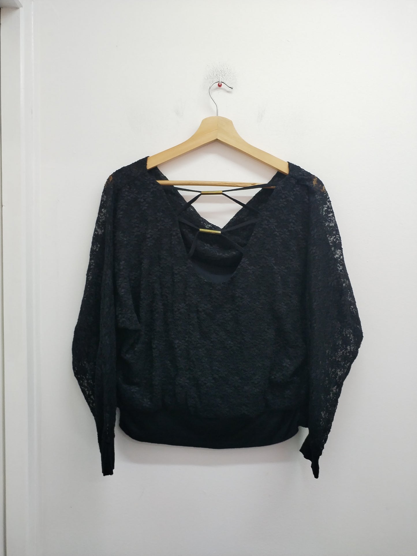 Pull fin noir en dentelle avec dos ajouré Taille M