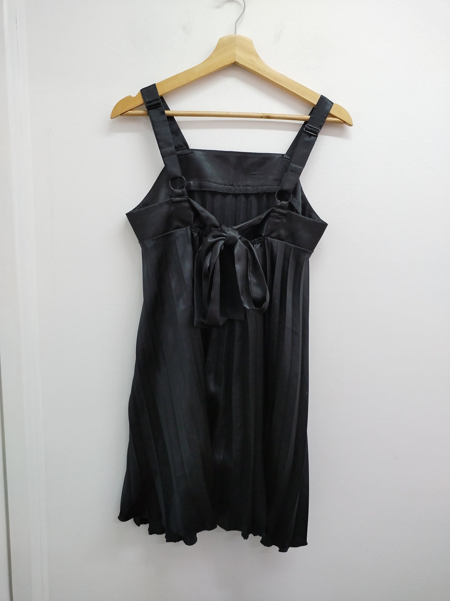 Robe à bretelles Style By Véti avec nœud dans le dos noire satinée Taille 38/40