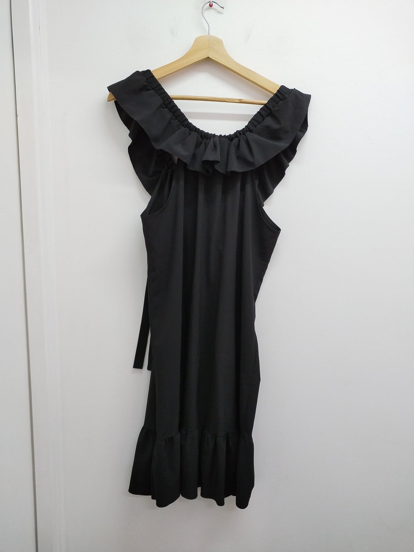 Robe sans manches avec volant noir Taille M