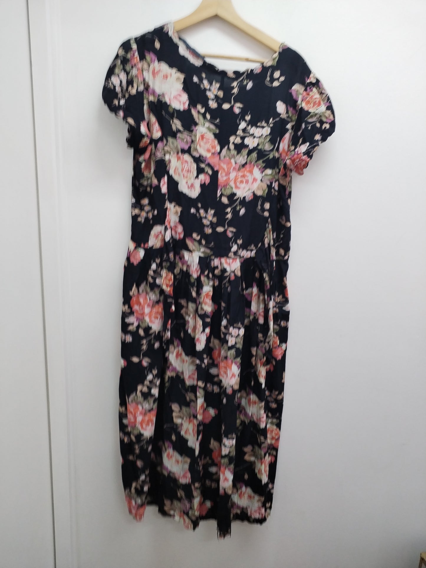 Robe longue manches courtes noire fleurie Taille 48