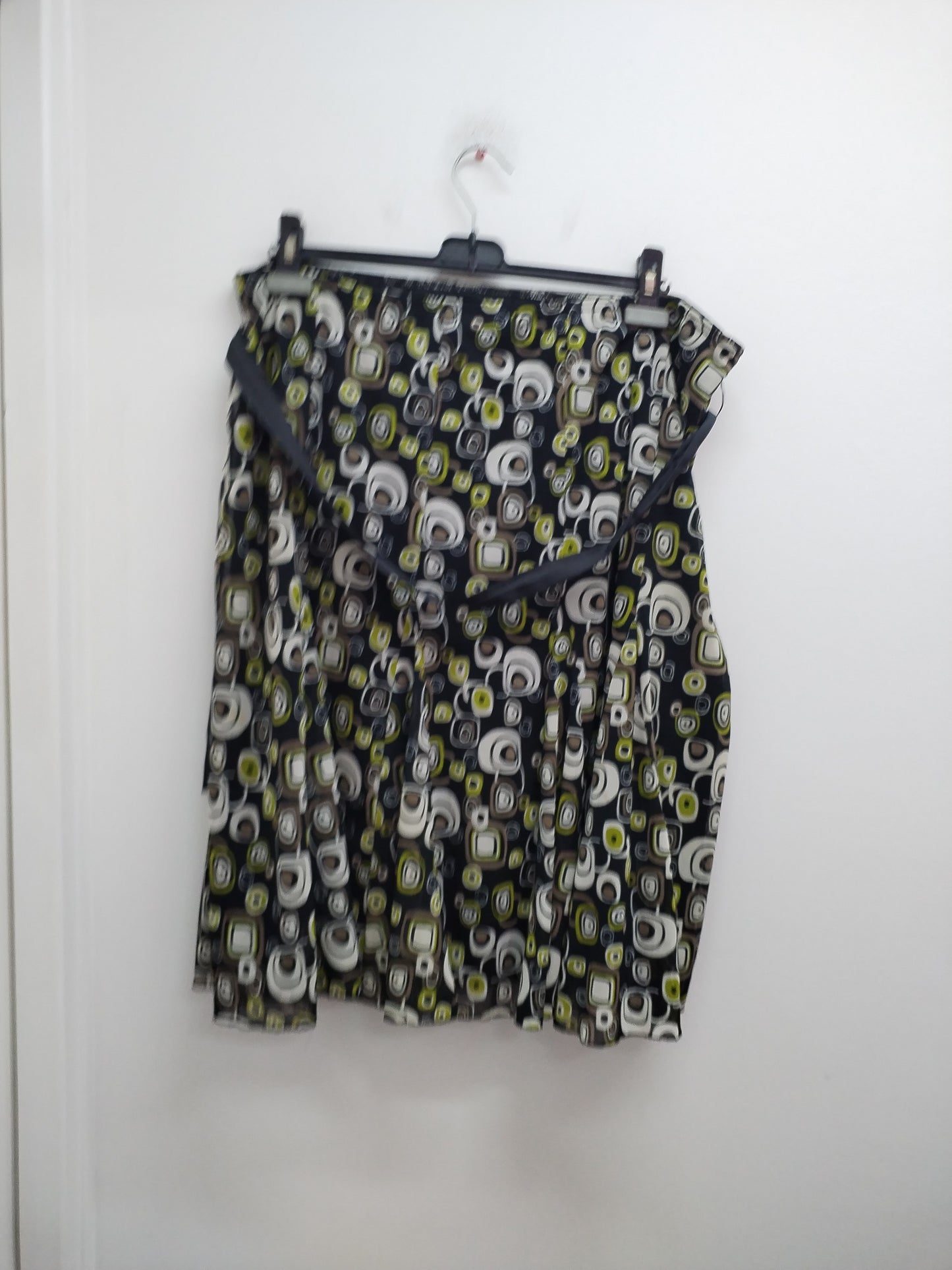 Jupe noire avec motifs verts Taille 50/52