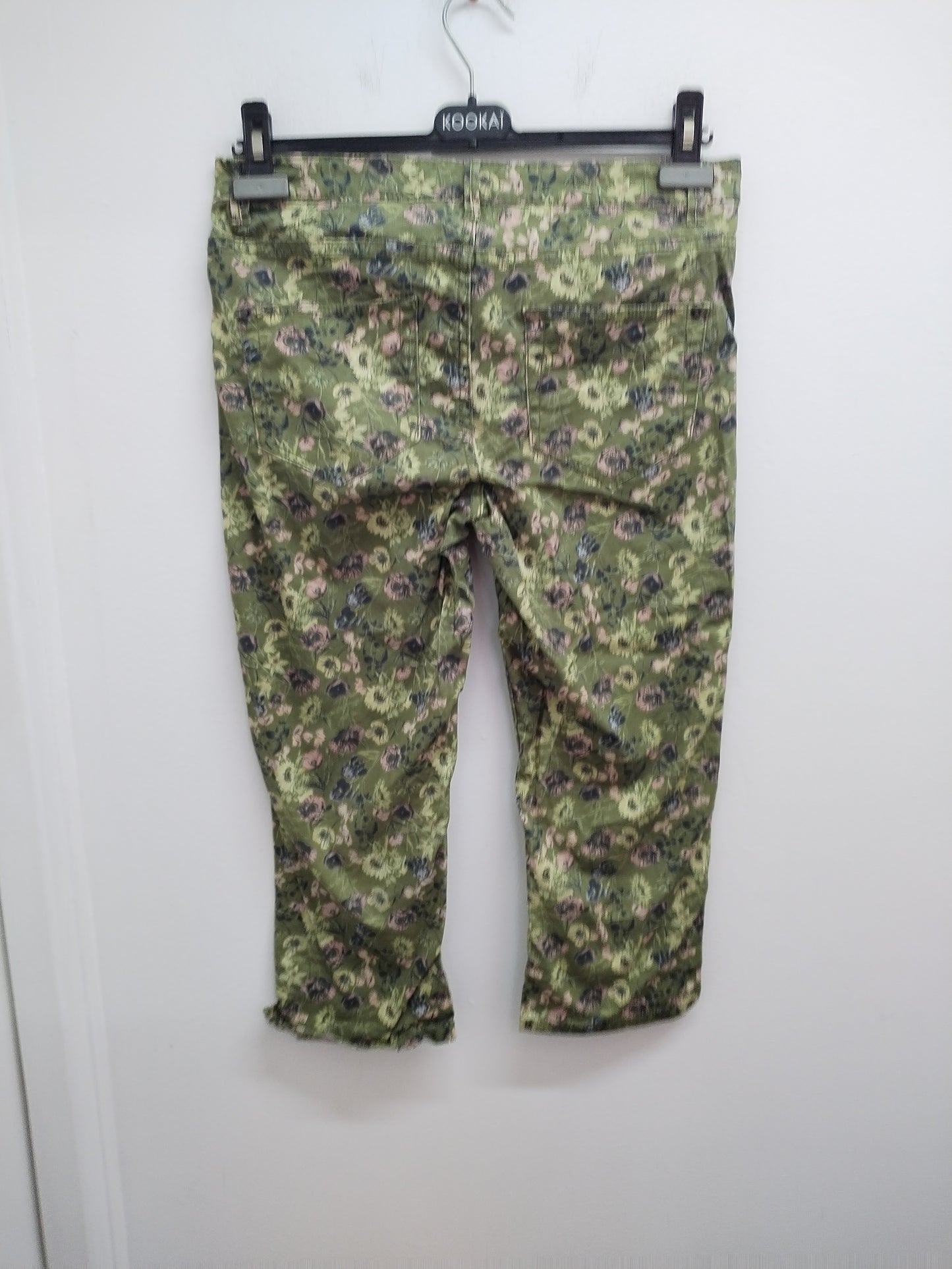 Pantacourt Camaïeu kaki fleuri Taille 38