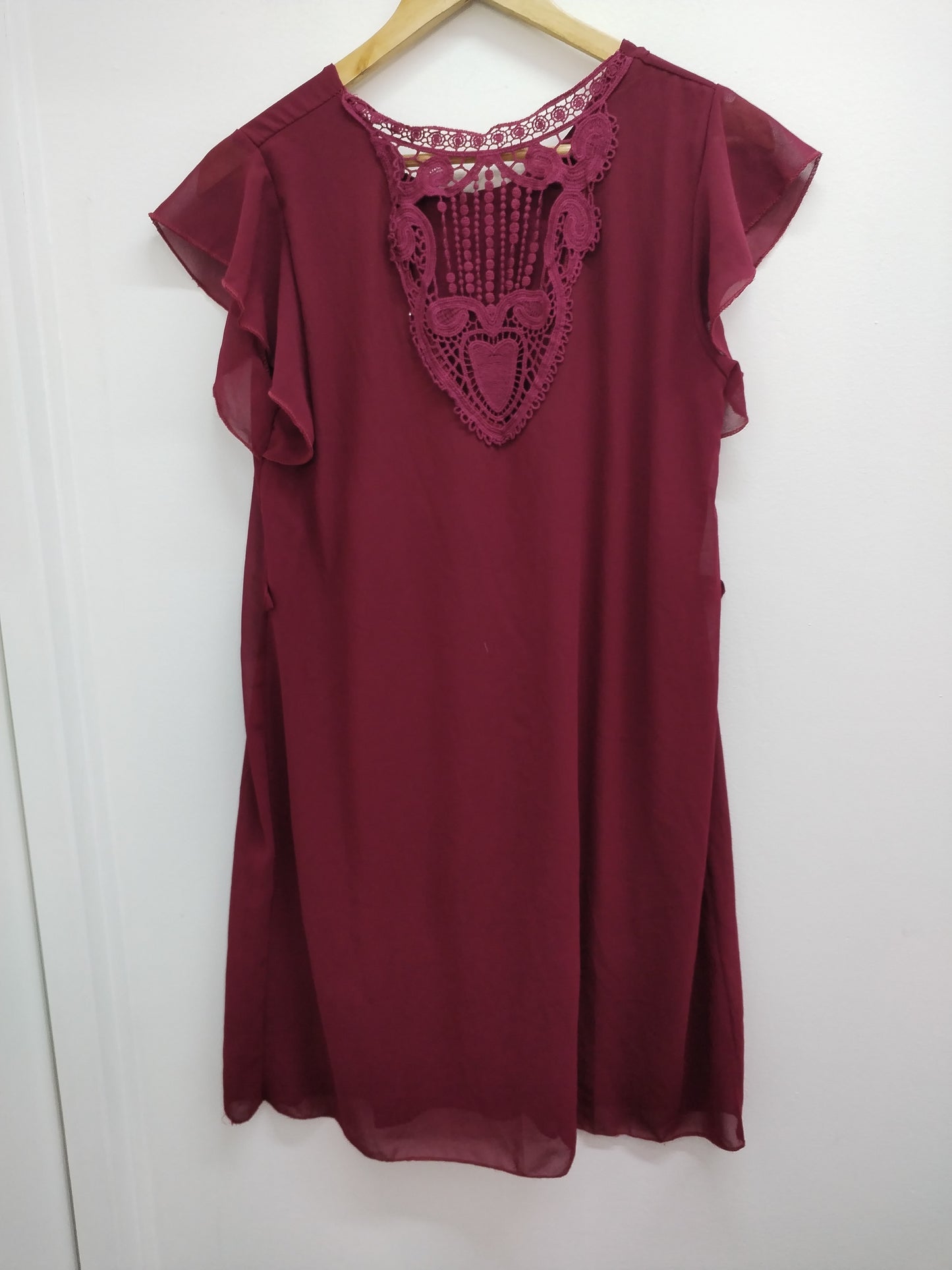 Robe manches courtes bordeaux avec dentelle dans le dos Taille L