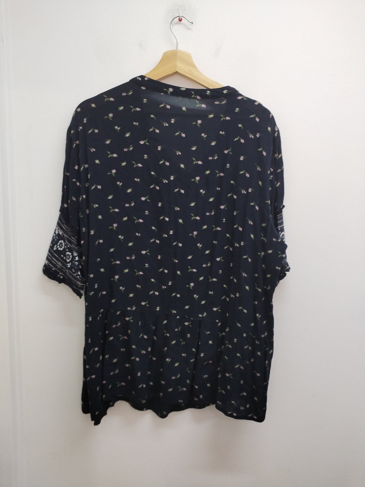 Tunique manches courtes noire fleurie avec strass Taille 3XL