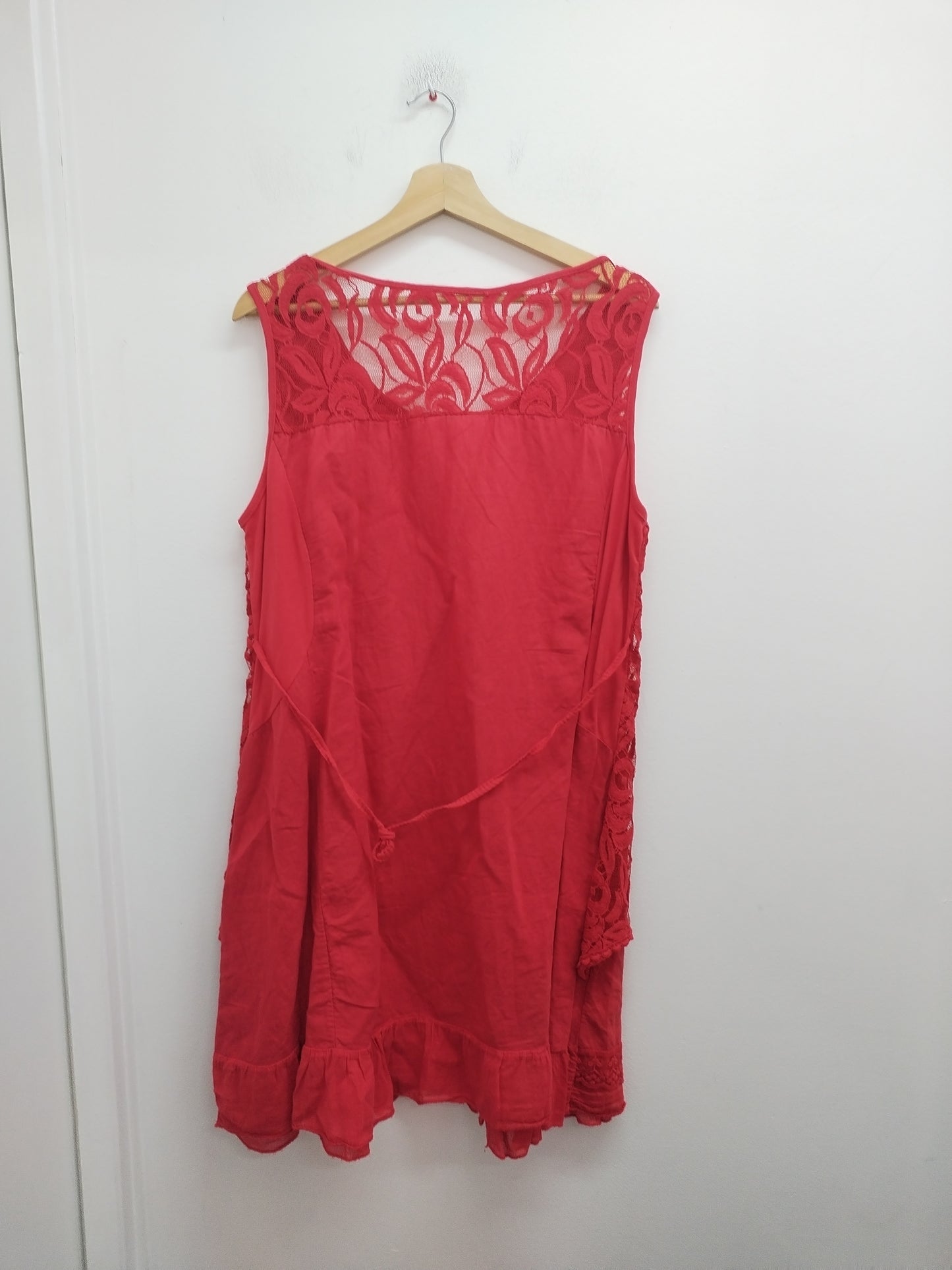 Robe sans manches rouge avec dentelle Taille L