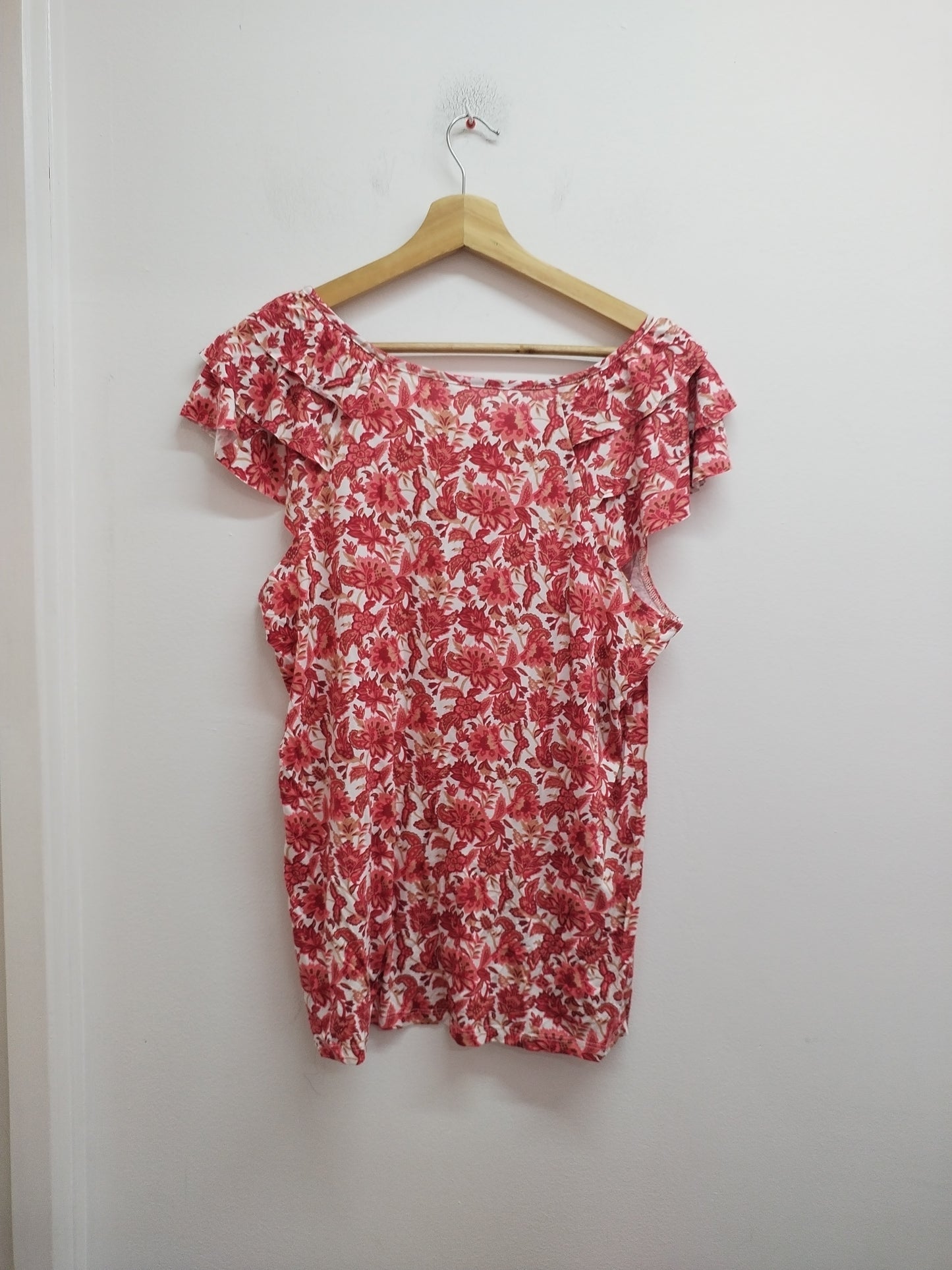 T-shirt rouge et blanc fleuri avec volants sur les manches Taille XL