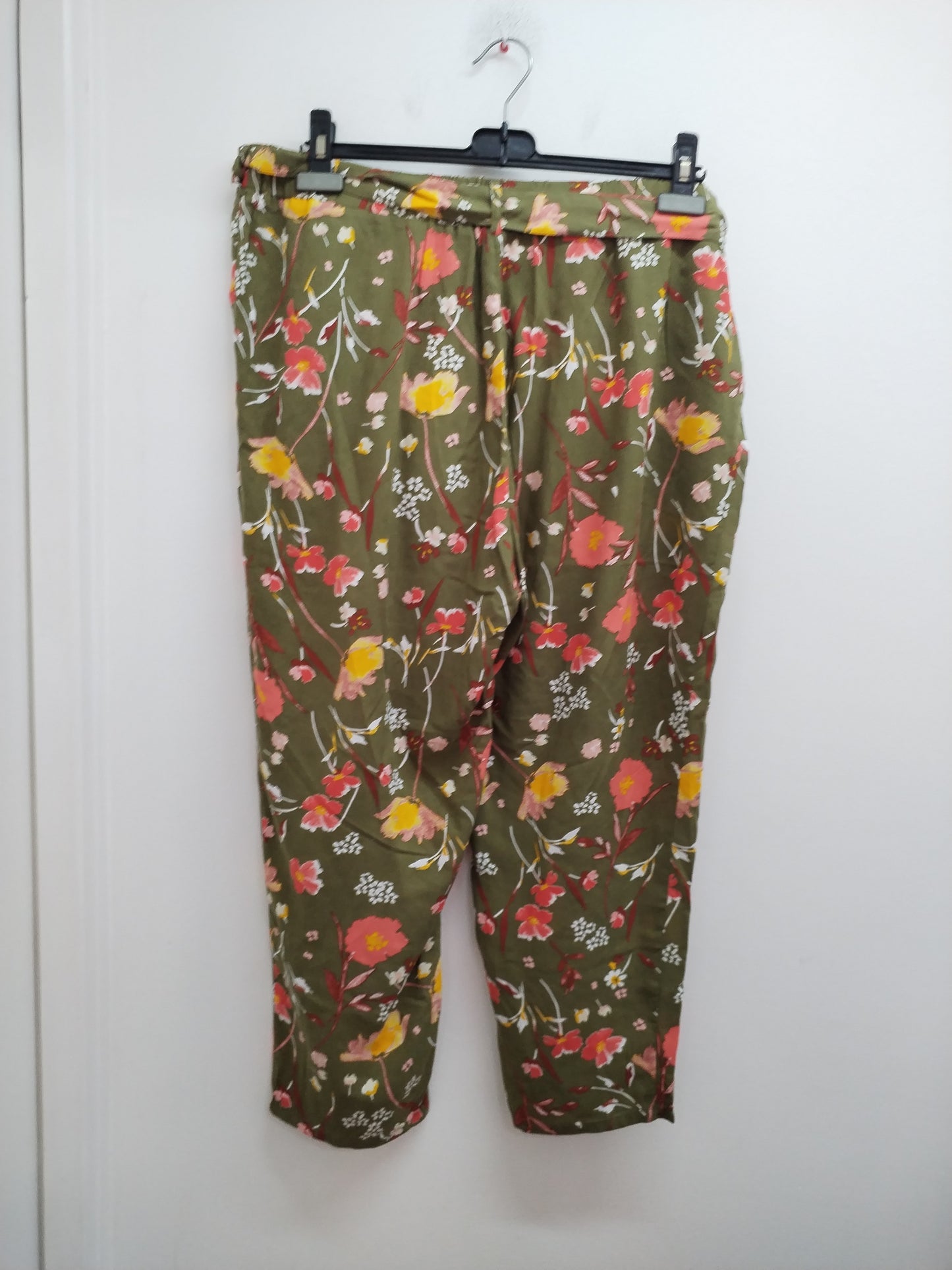 Pantalon fluide avec ceinture kaki fleuri Taille 50