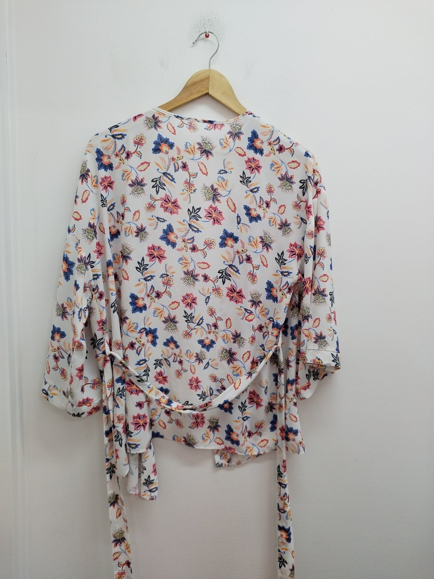 Veste légère avec ceinture Primark blanche fleurie Taille S