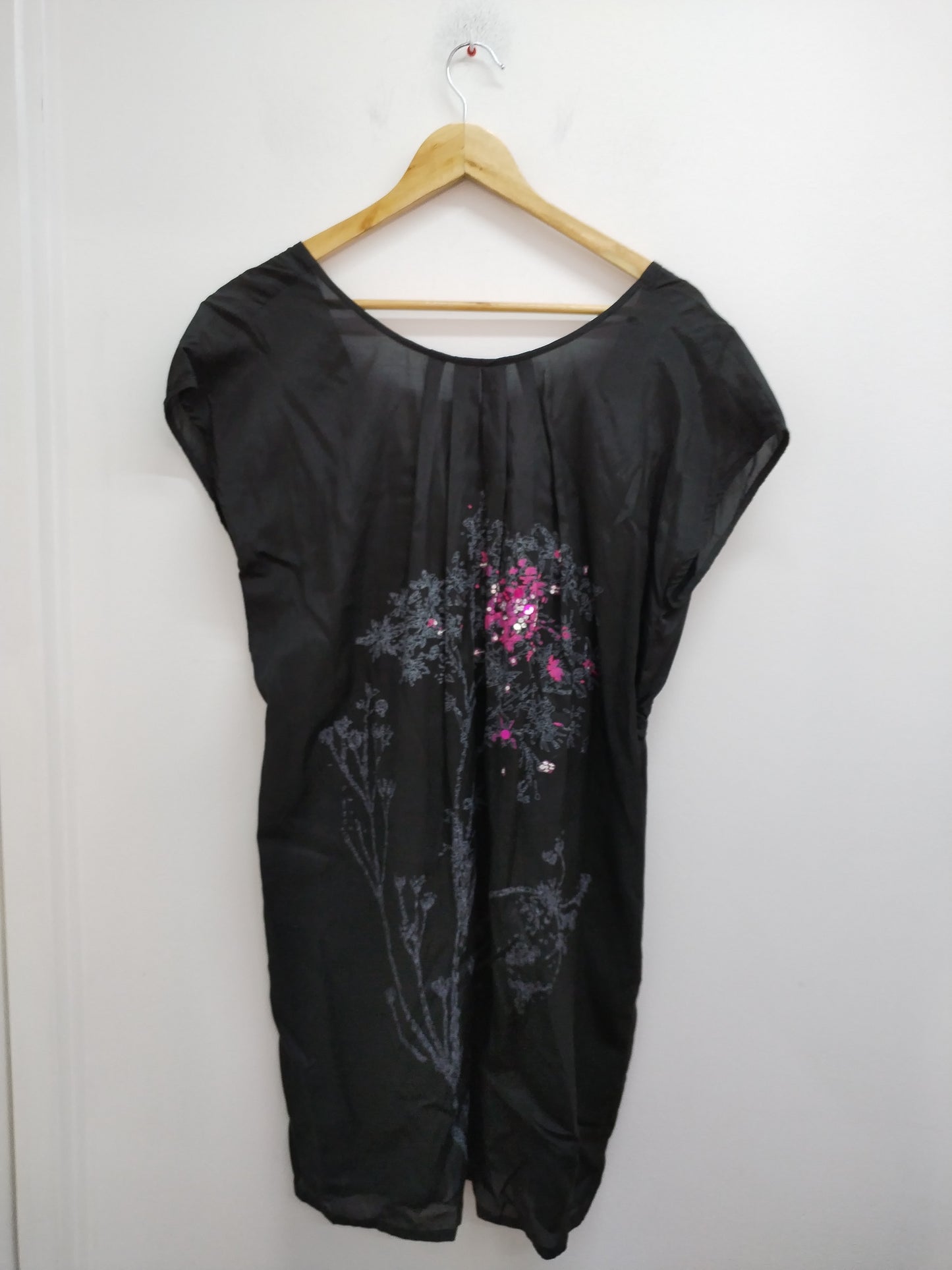 Robe manches courtes noire avec motifs dans le dos Taille L