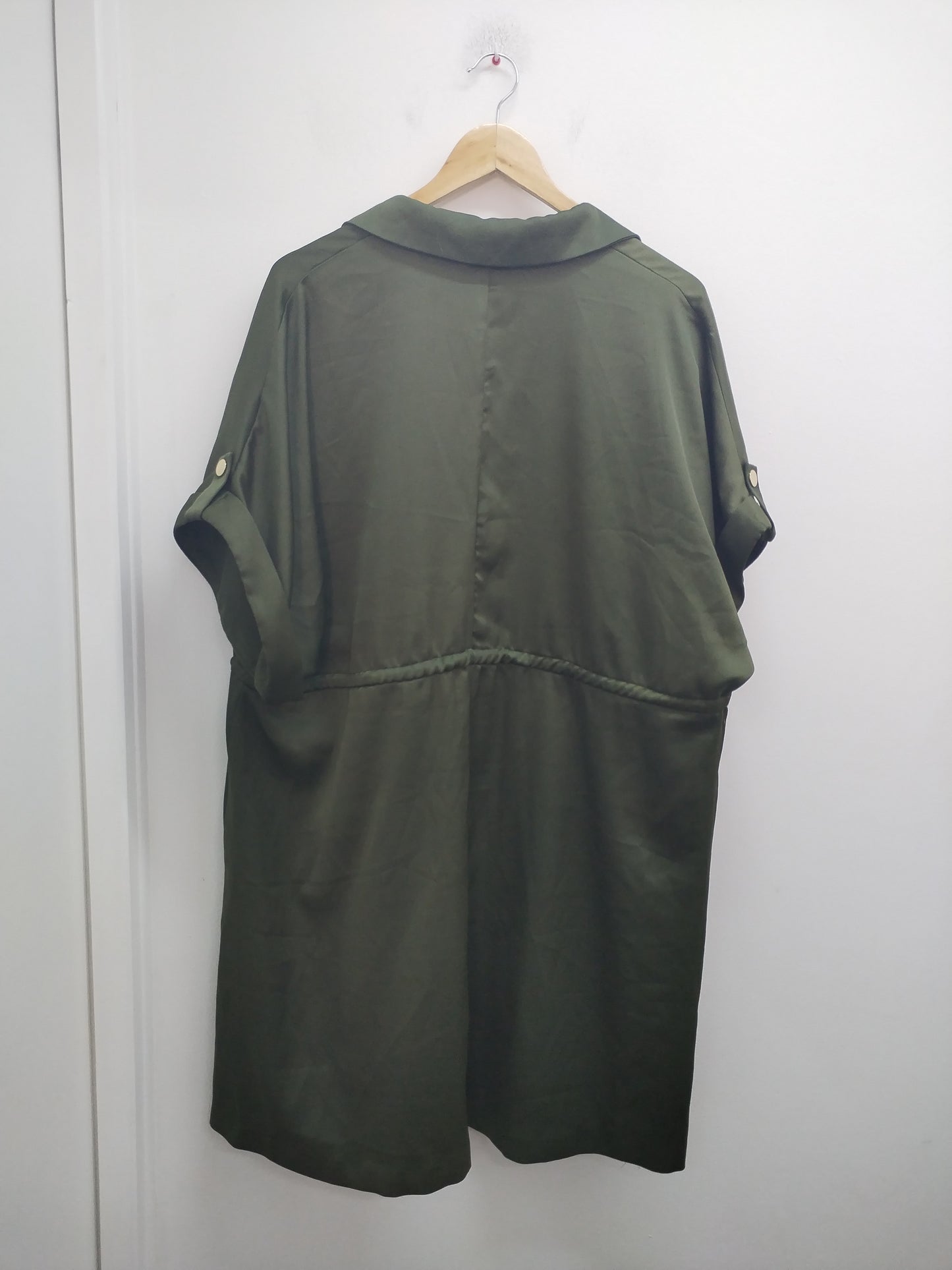 Robe manches courtes River Island kaki satinée Taille 46