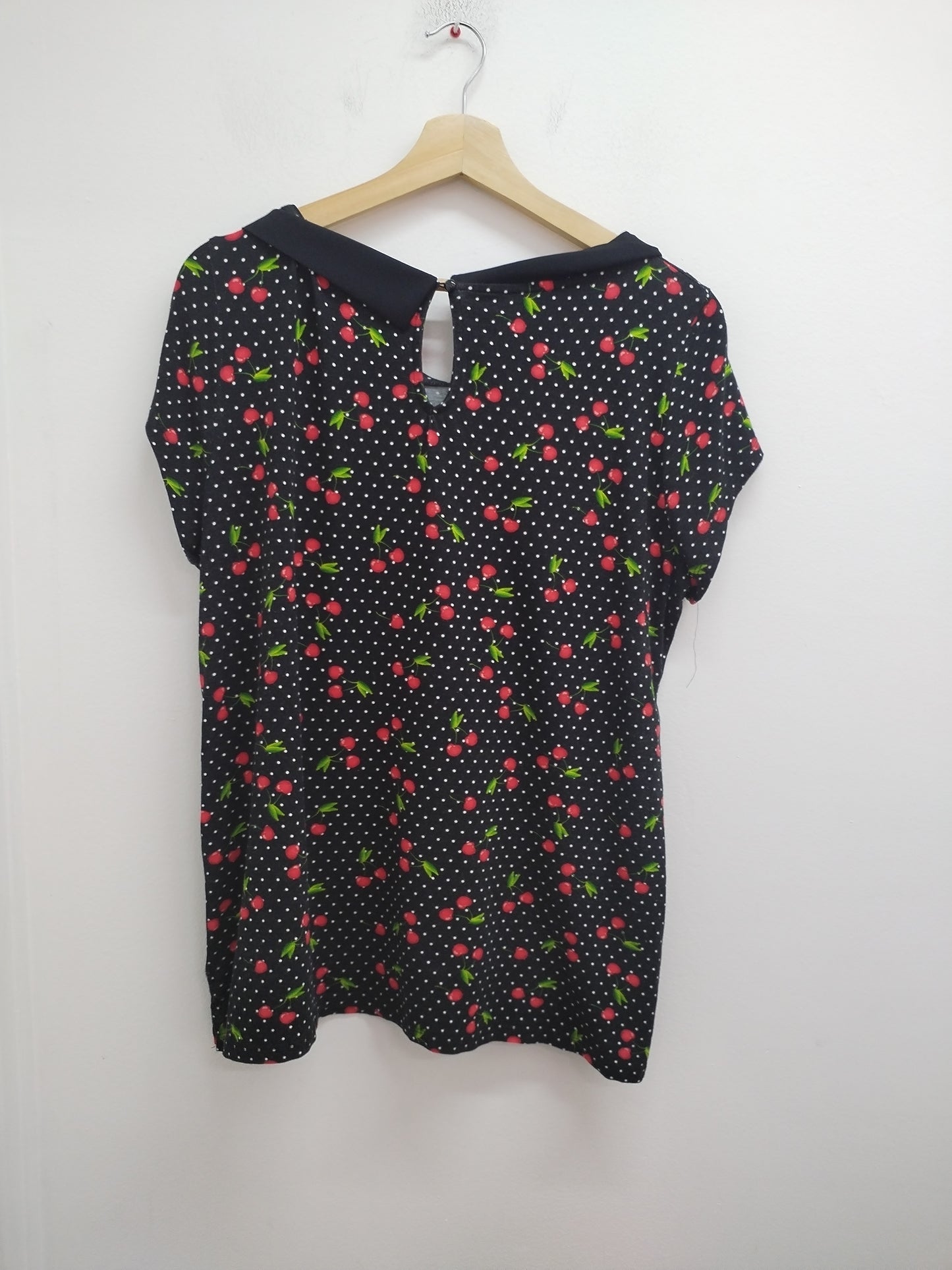 T-shirt avec col noir à pois et à motifs "cerise" Taille XL