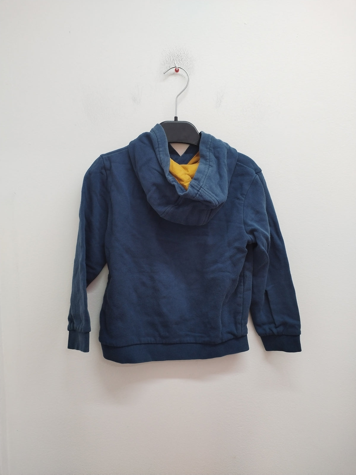 Sweat à capuche Kiabi bleu avec impression Taille 6 Ans