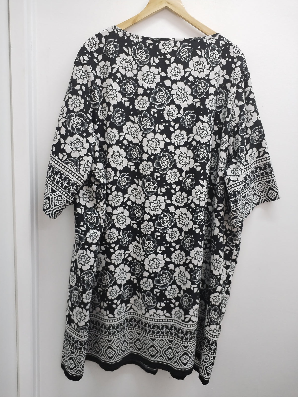 Robe manches courtes Blancheporte noire et blanche à motifs Taille 58