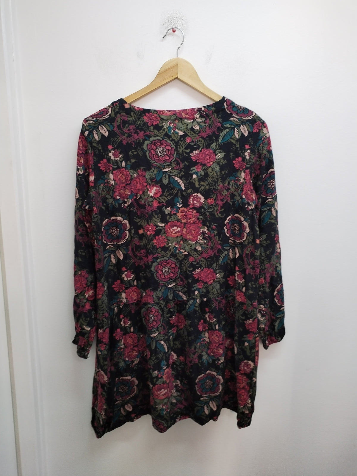 Tunique longue manches longues noire fleurie Taille M