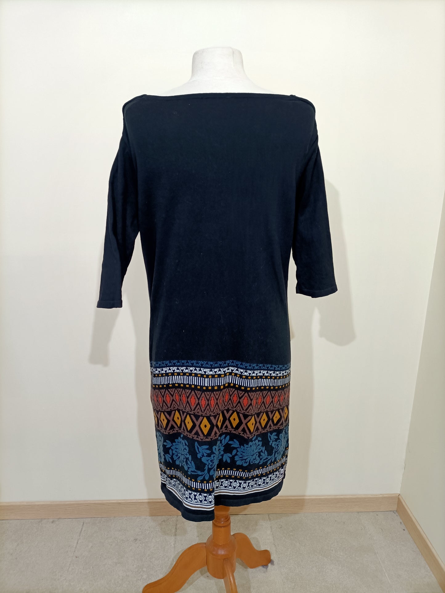 Robe pull fine noire avec motifs imprimés Taille M