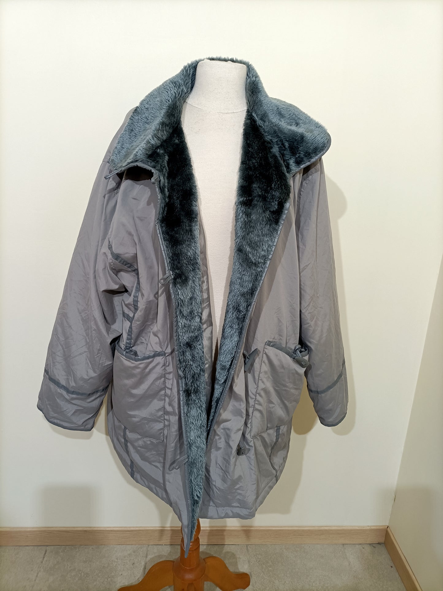 Manteau fin Gabriella Vicenza gris avec fourrure synthétique au col Taille 54/58