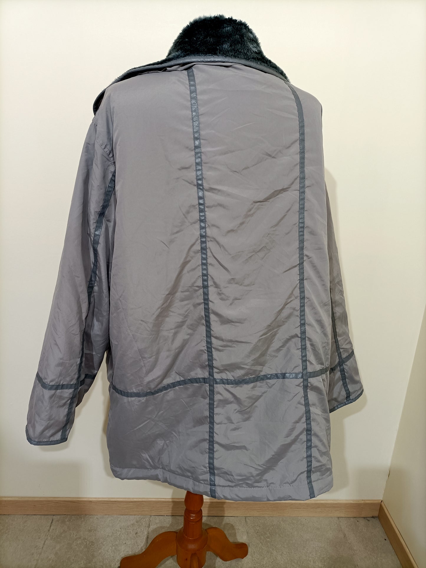 Manteau fin Gabriella Vicenza gris avec fourrure synthétique au col Taille 54/58