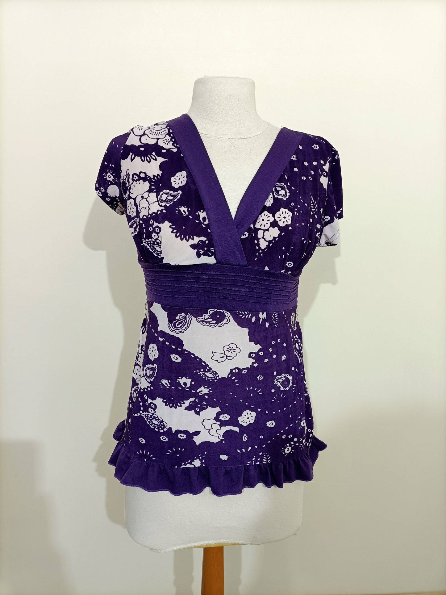 T-shirt Shana col V violet et blanc à motifs Taille M