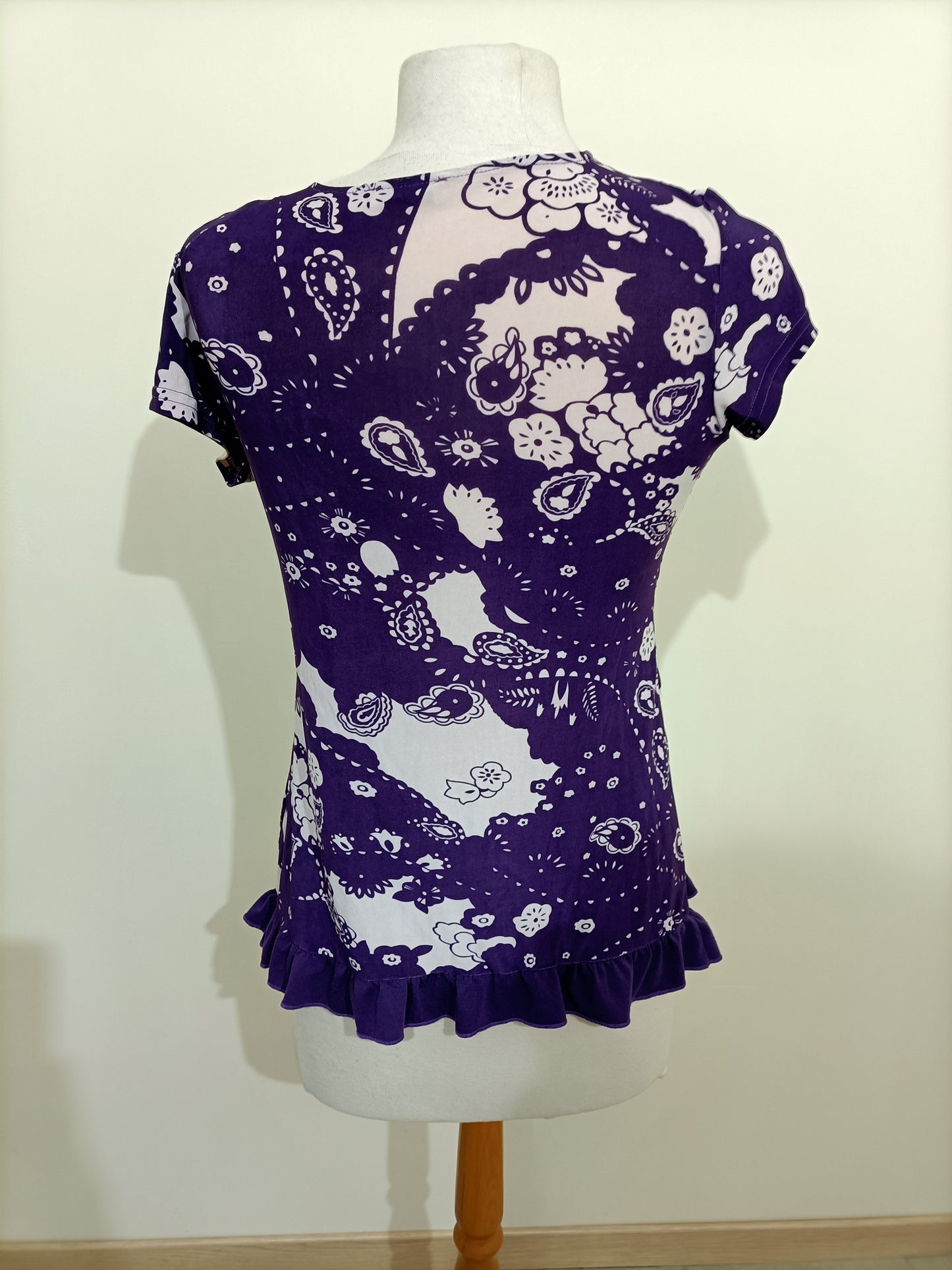 T-shirt Shana col V violet et blanc à motifs Taille M