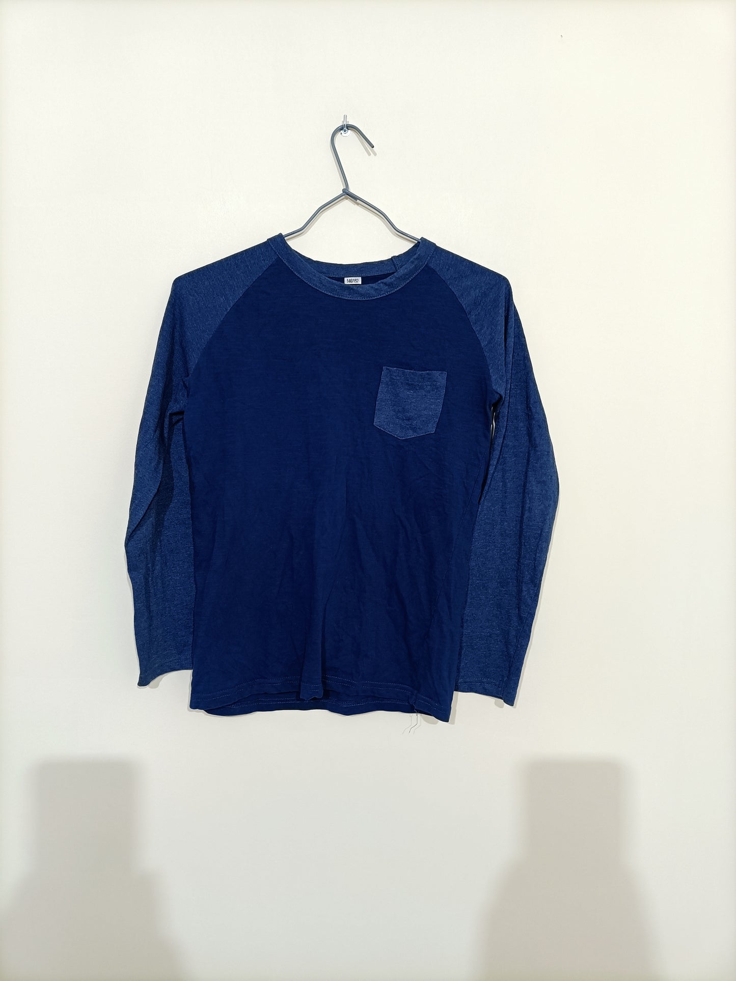 T-shirt manches longues bleu avec impression dans le dos Taille 146/162 (12ans)